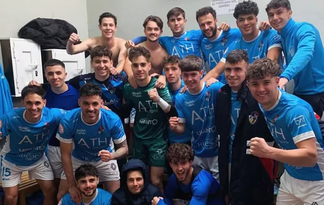 Jugadores del Binéfar celebran el triunfo ante el Cariñena. 