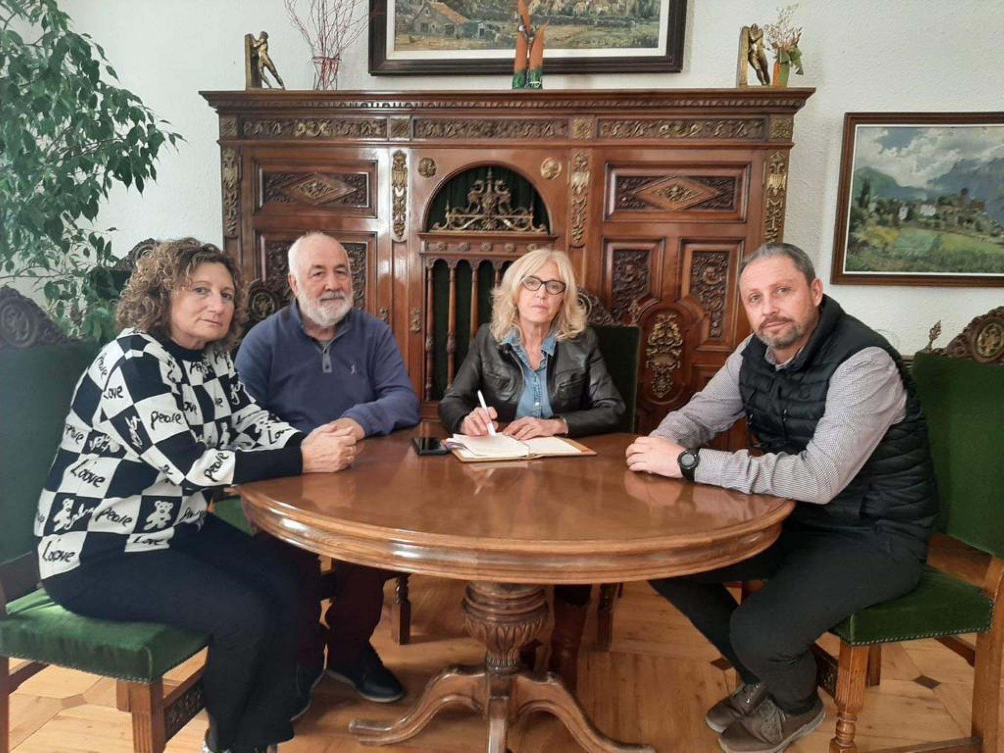Encuentro de los representantes municipales de Sariñena con la subdelegada del Gobierno.