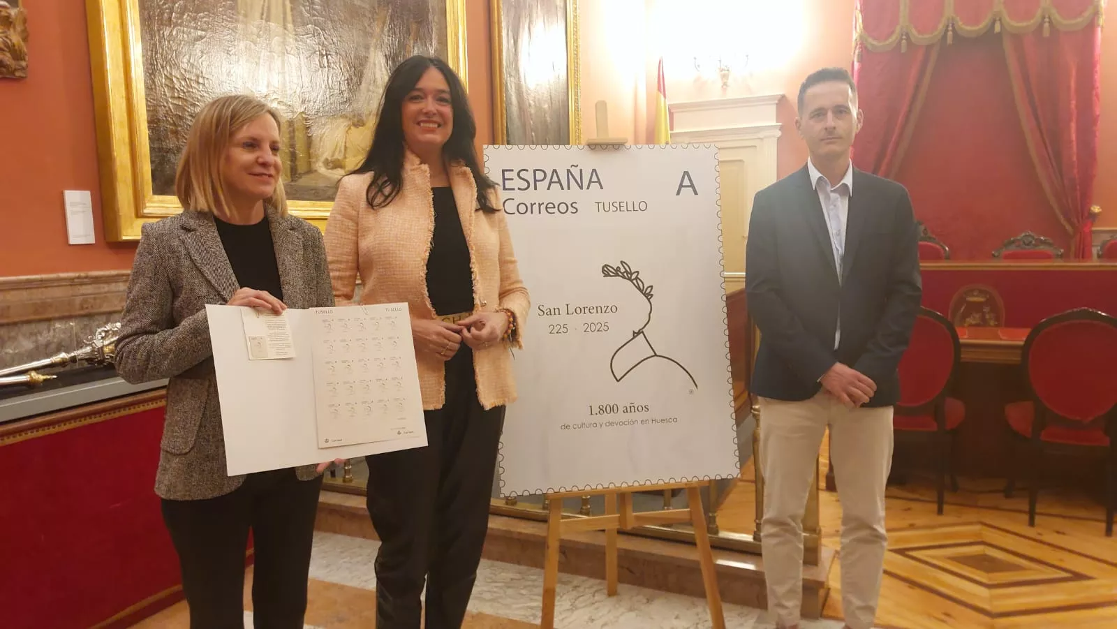 Nuria Mur, Lorena Orduna y Miguel Trallero en la presentación del sello conmemorativo del 1800 aniversario del nacimiento de San Lorenzo