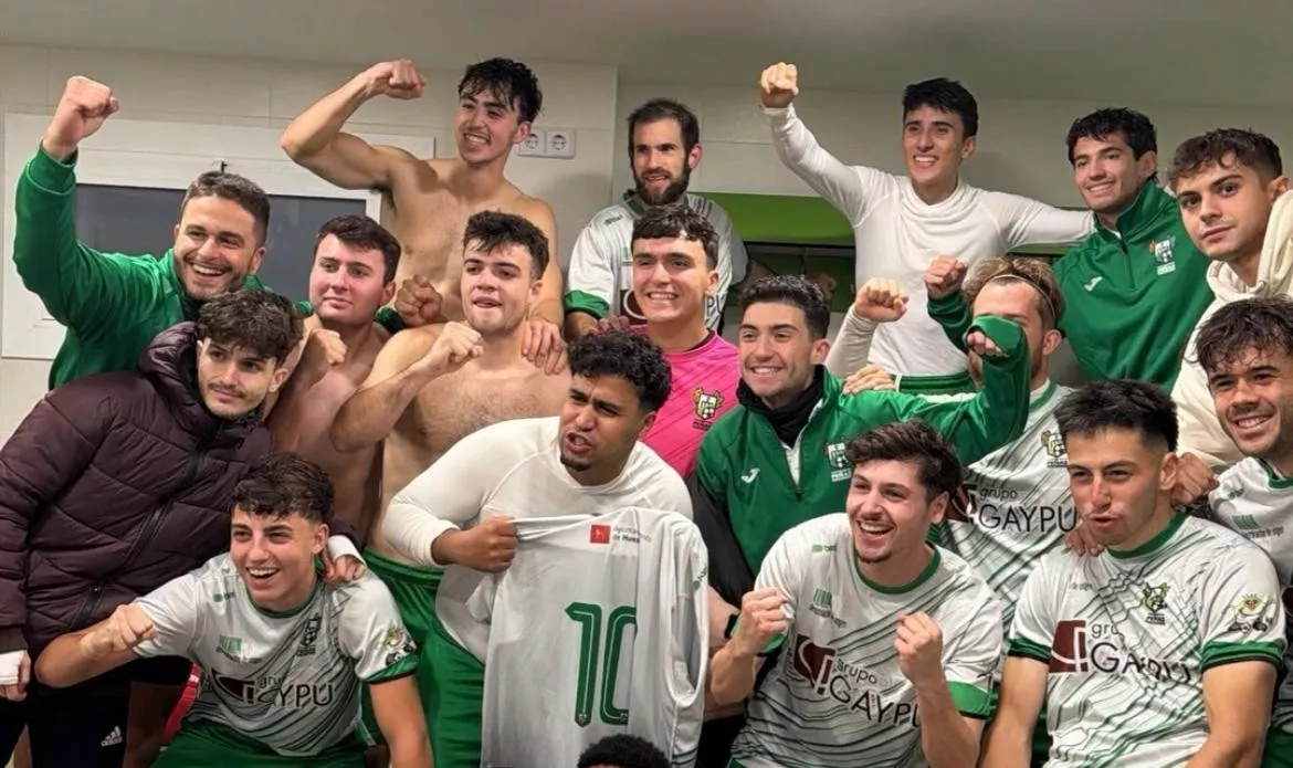 Jugadores del Peñas celebran el triunfo en Altorricón. 
