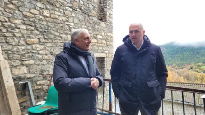 Visita de Octavio López y José María Giménez a la obra de las cinco viviendas del Programa 700 en Boltaña