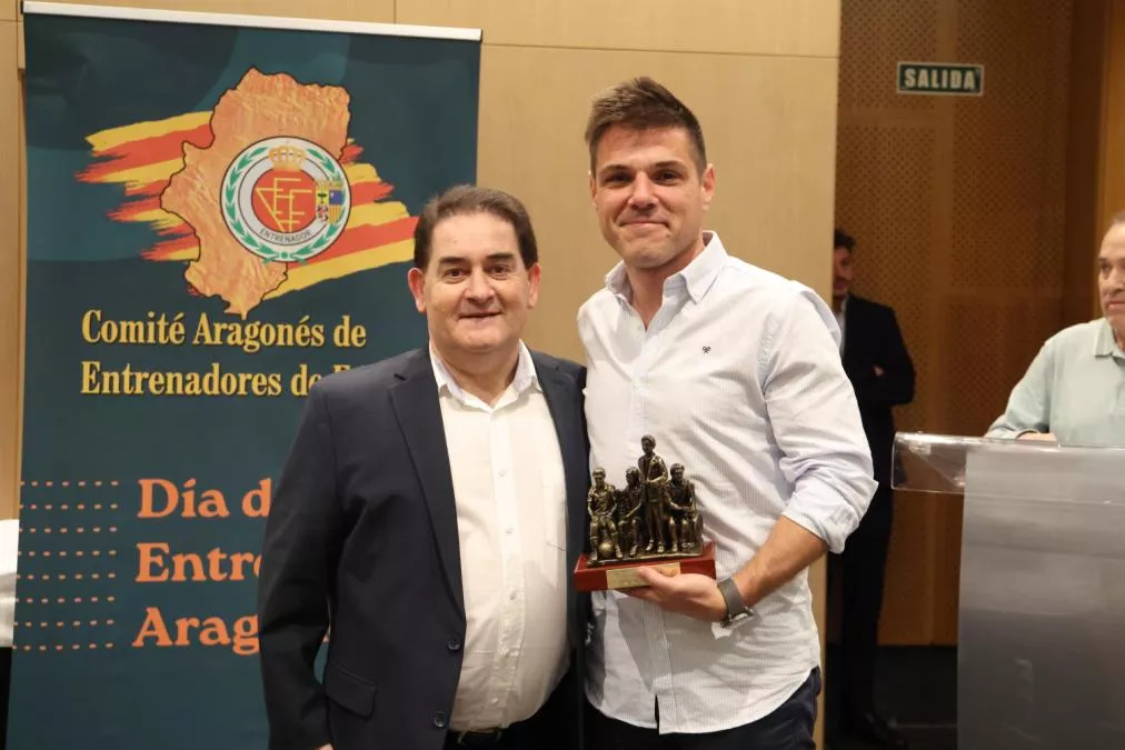 Diego Allueva recoge el galardón tras proclamarse campeón de Preferente con el Robres la temporada pasada. Foto: Comité Aragonés de Entrenadores de Fútbol