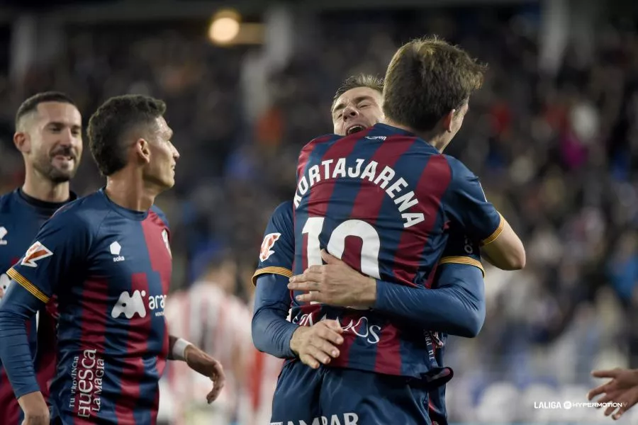 Ojeda y Kortajarena se abrazan tras un gol del Huesca en el último partido. Foto: LaLiga