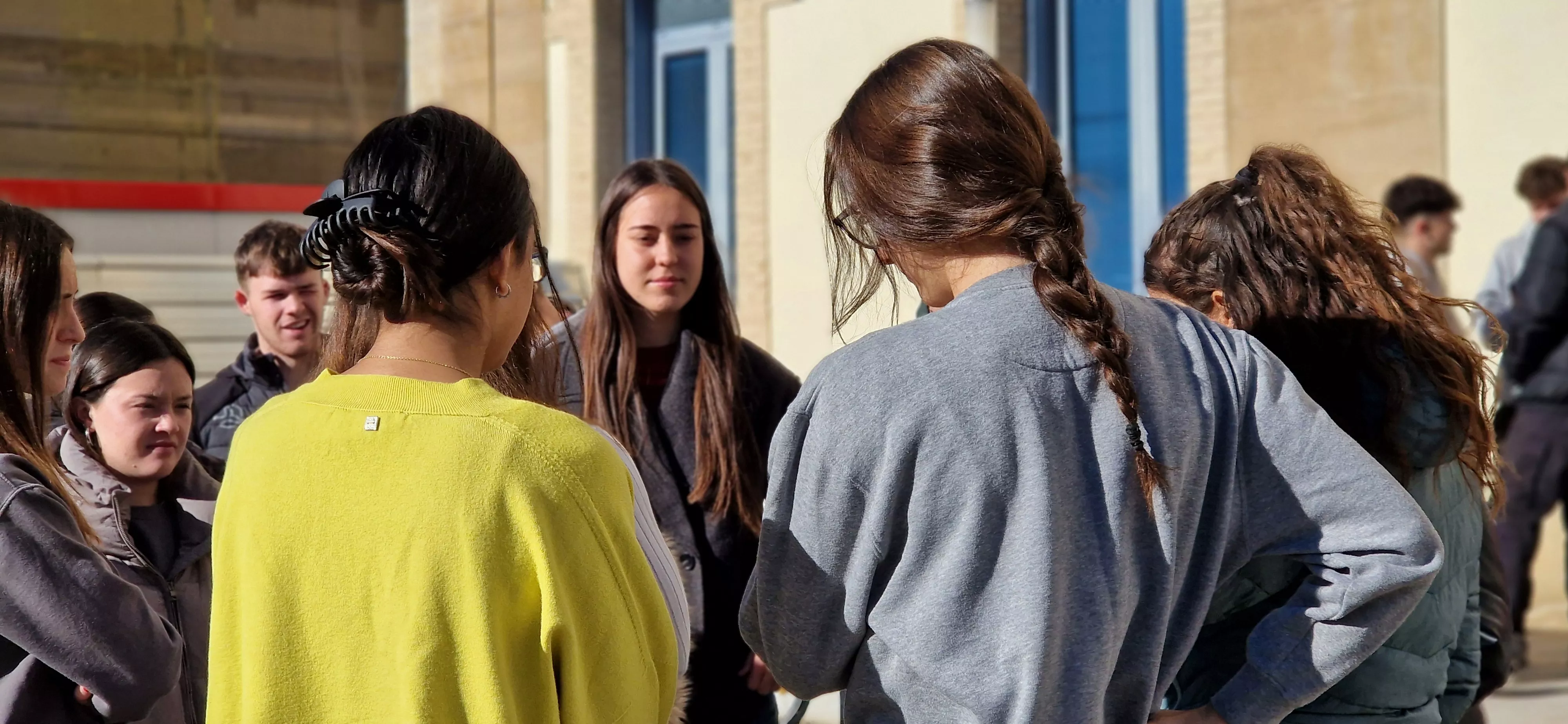 Lectura del manifiesto contra la violencia hacia las mujeres en el Campus de Huesca. Foto Myriam Martínez