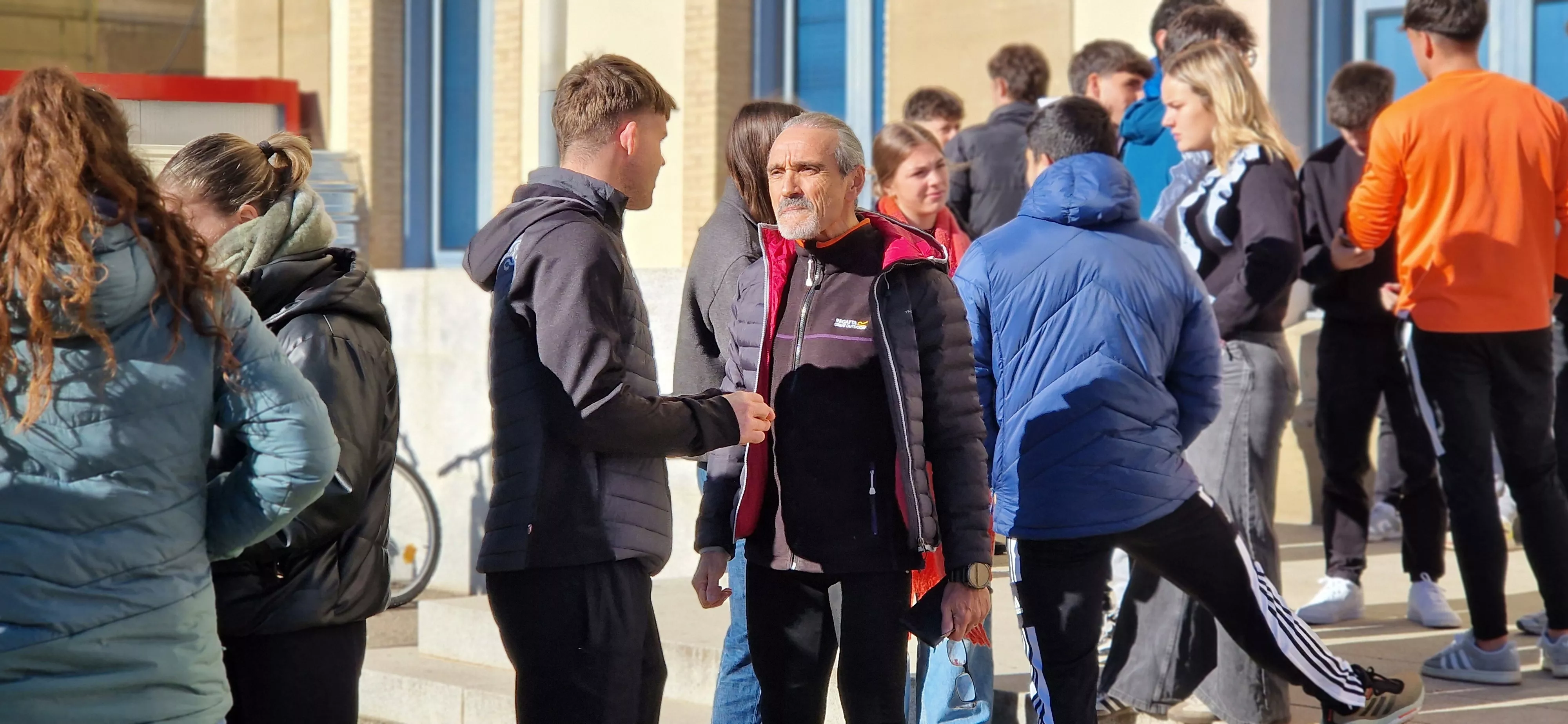 Lectura del manifiesto contra la violencia hacia las mujeres en el Campus de Huesca. Foto Myriam Martínez