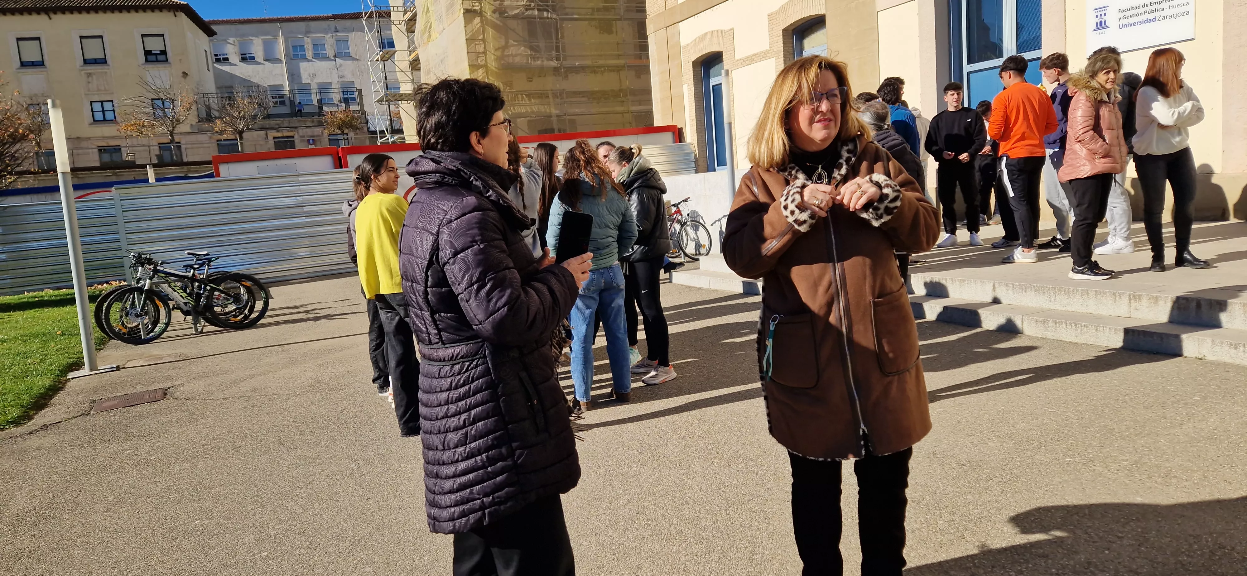 Lectura del manifiesto contra la violencia hacia las mujeres en el Campus de Huesca. Foto Myriam Martínez