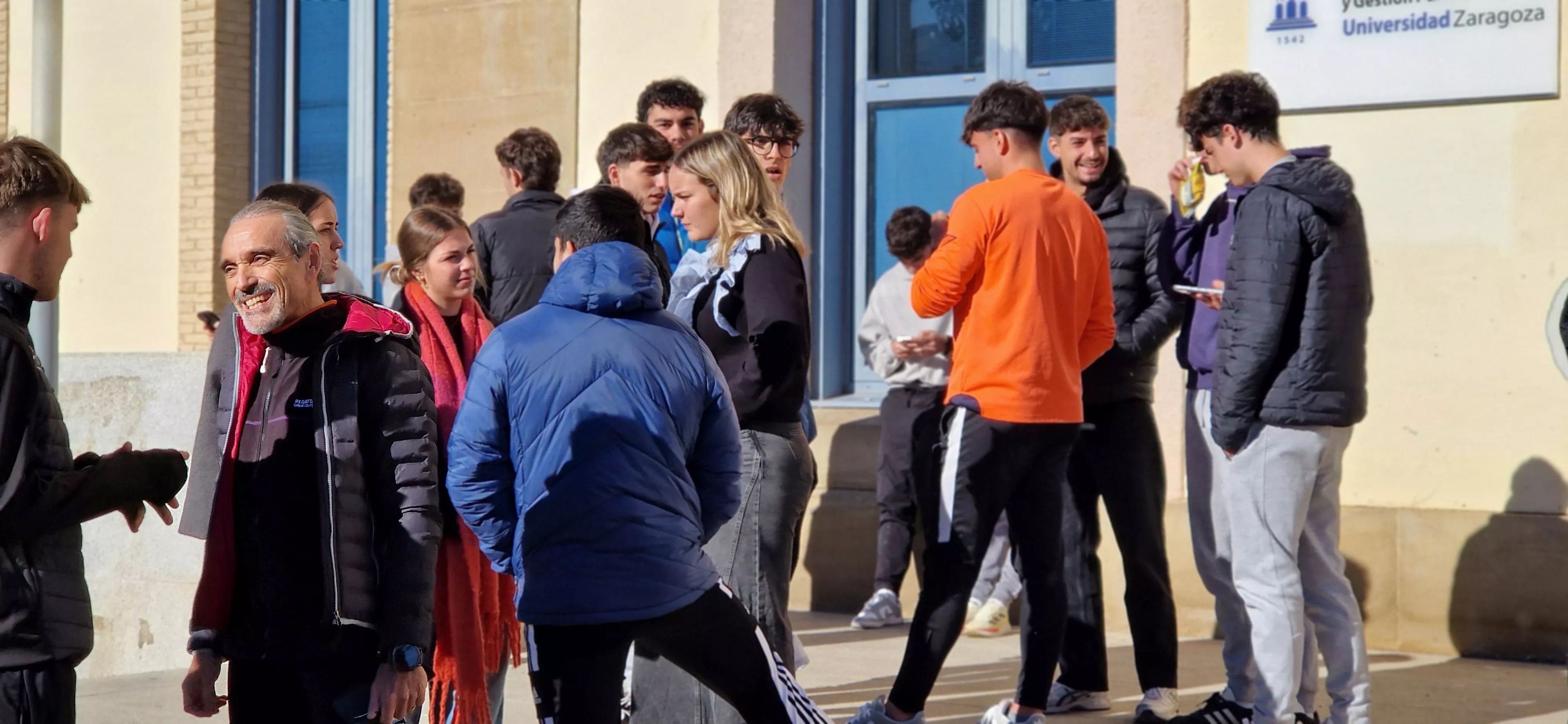 Lectura del manifiesto contra la violencia hacia las mujeres en el Campus de Huesca. Foto Myriam Martínez