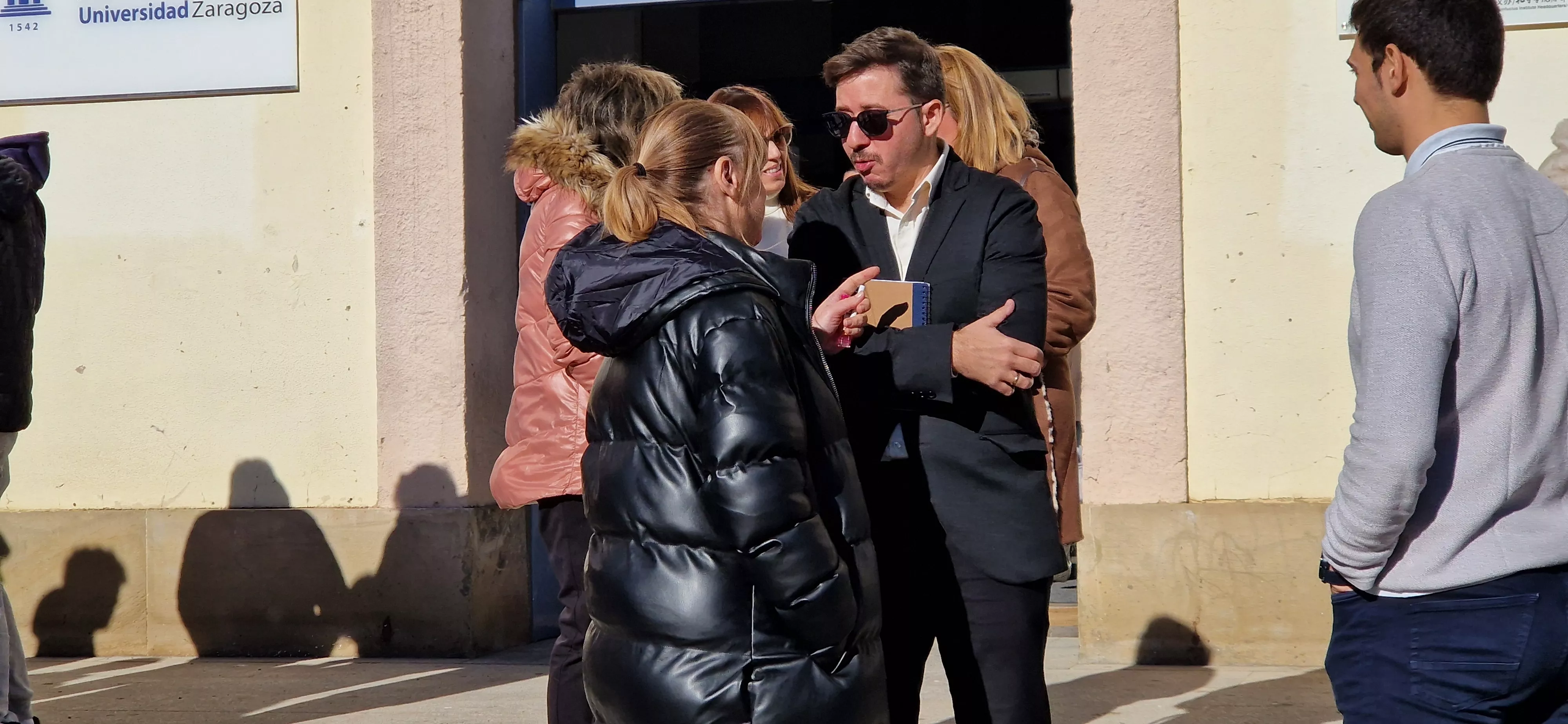 Lectura del manifiesto contra la violencia hacia las mujeres en el Campus de Huesca. Foto Myriam Martínez