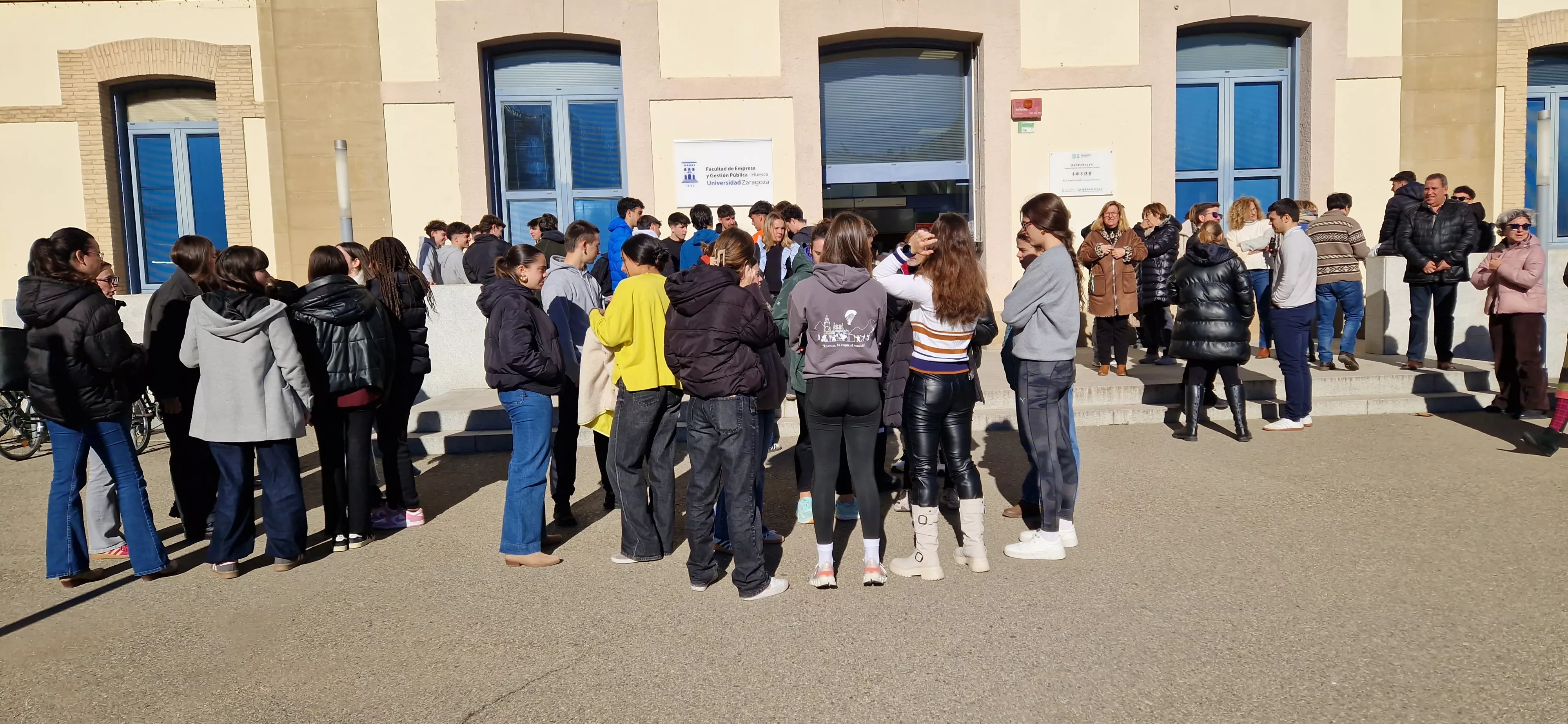 Lectura del manifiesto contra la violencia hacia las mujeres en el Campus de Huesca. Foto Myriam Martínez