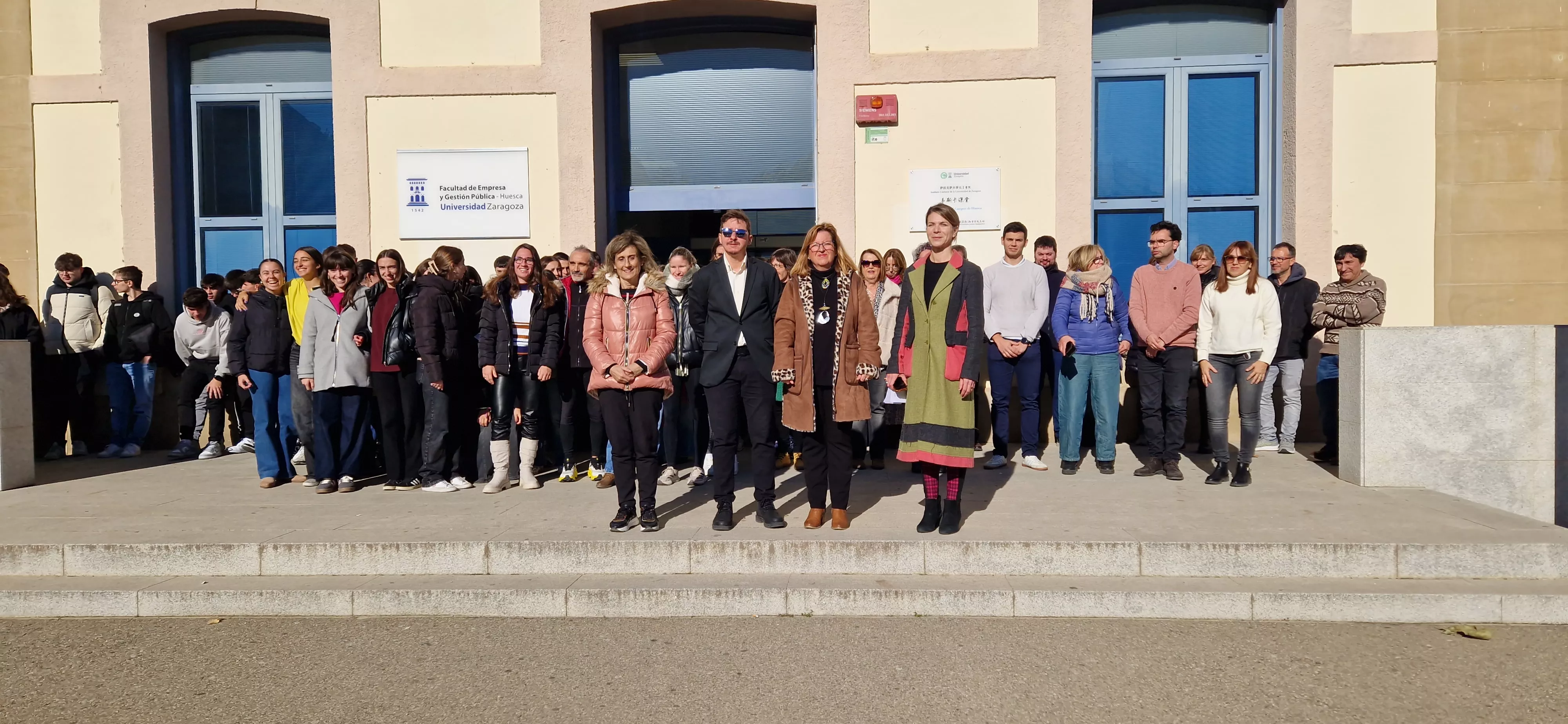 Lectura del manifiesto contra la violencia hacia las mujeres en el Campus de Huesca. Foto Myriam Martínez