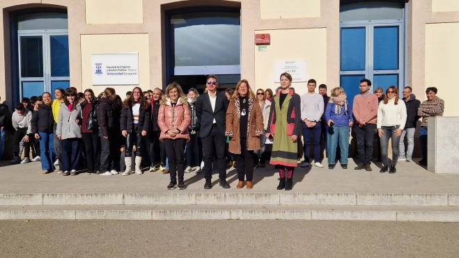 Lectura del manifiesto contra la violencia hacia las mujeres en el Campus de Huesca. Foto Myriam Martínez