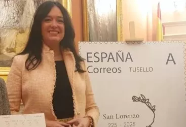 Lorena Orduna, con el sello conmemorativo del 1800 aniversario de San Lorenzo, que se ha agotado en un amén