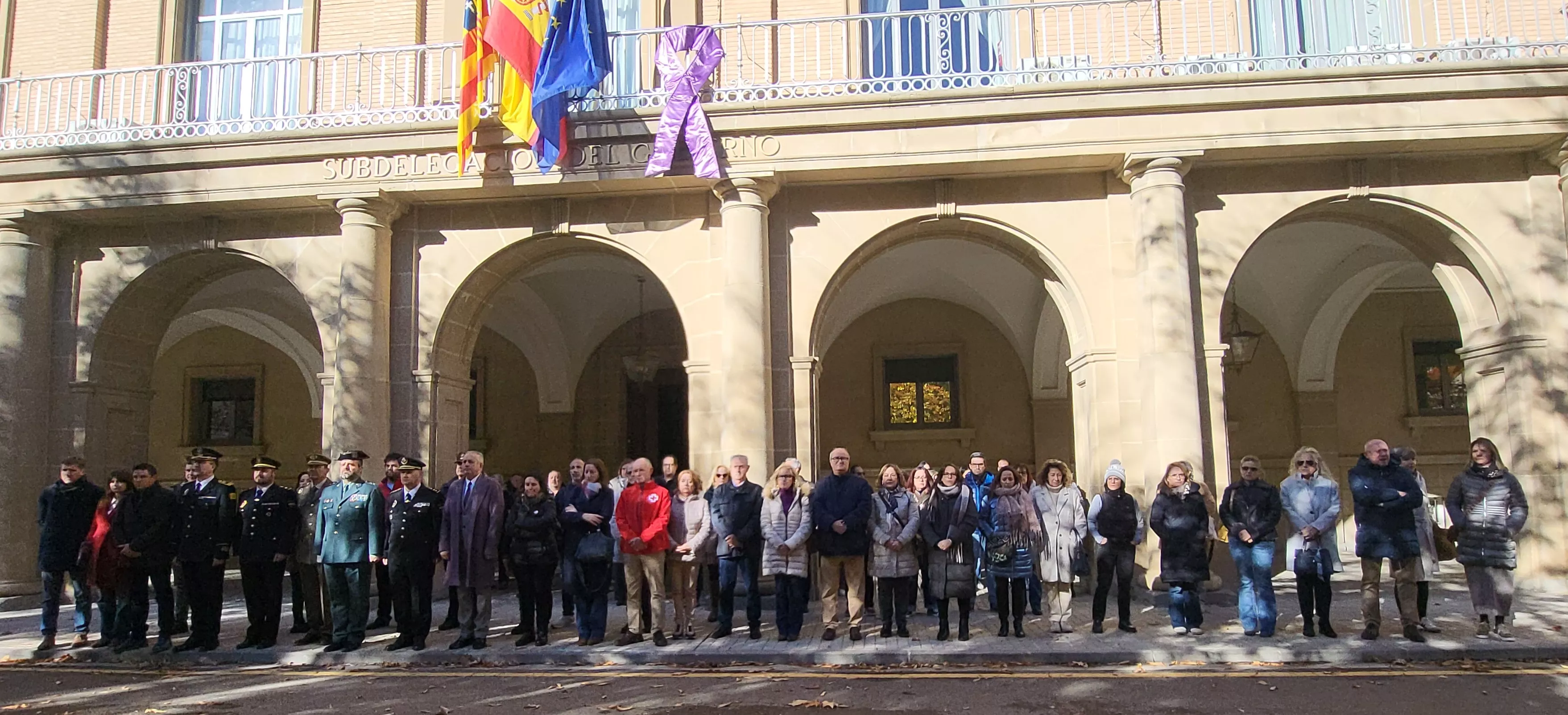 Participantes en el minuto de silencio en el Día Internacional para la Erradicación de la Violencia de Género.