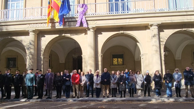 Participantes en el minuto de silencio en el Día Internacional para la Erradicación de la Violencia de Género.
