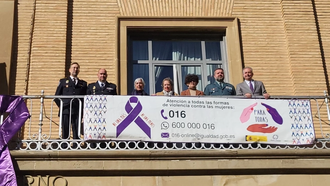 Colocación de la pancarta en la Subdelegación del Gobierno en Huesca. Foto Mercedes Manterola