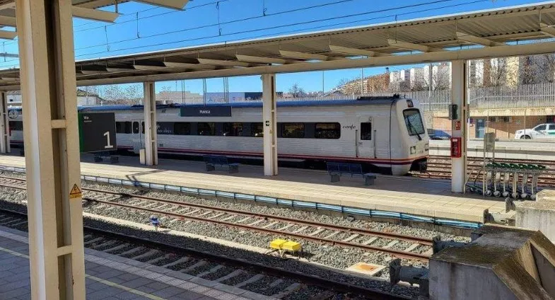 Tren en la Estación Intermodal de Huesca. El Colegio de Ingenieros de Caminos ha analizado las razones para los de proximidad Tren en la Estación Intermodal de Huesca. El Colegio de Ingenieros de Caminos ha analizado las razones para los de proximidad