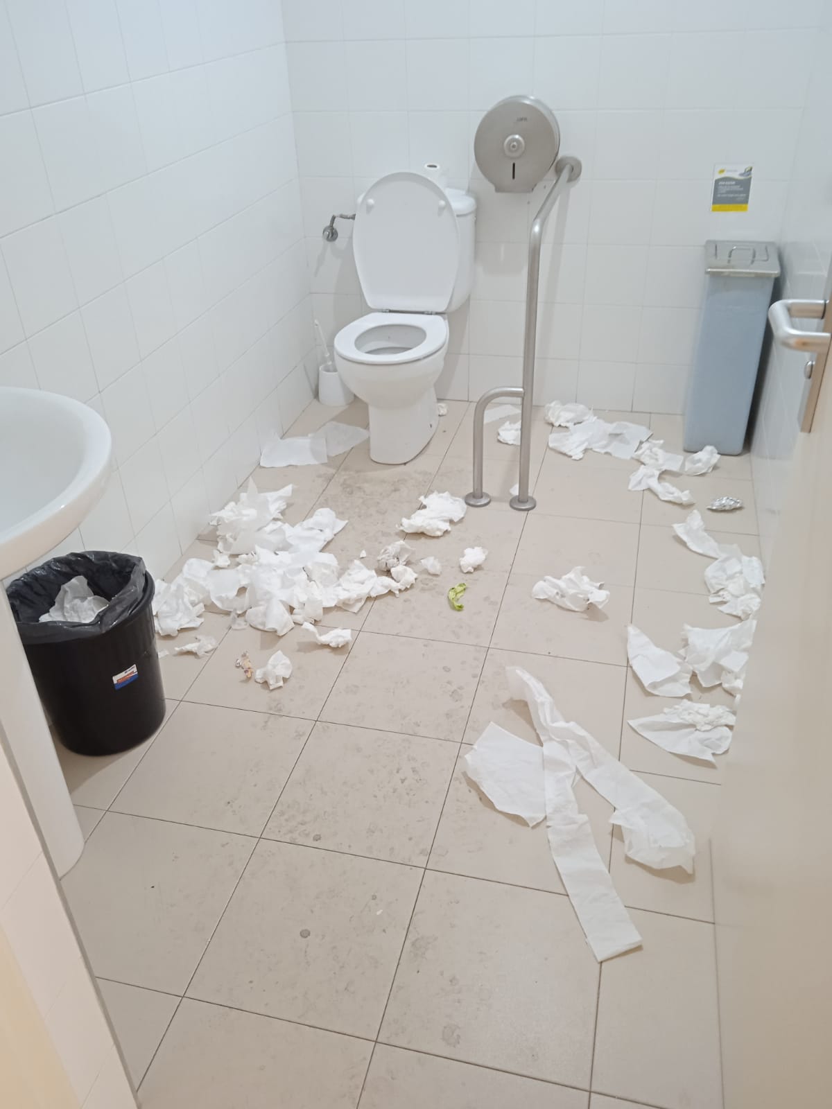 Suciedad en el IES Pirámide de Huesca