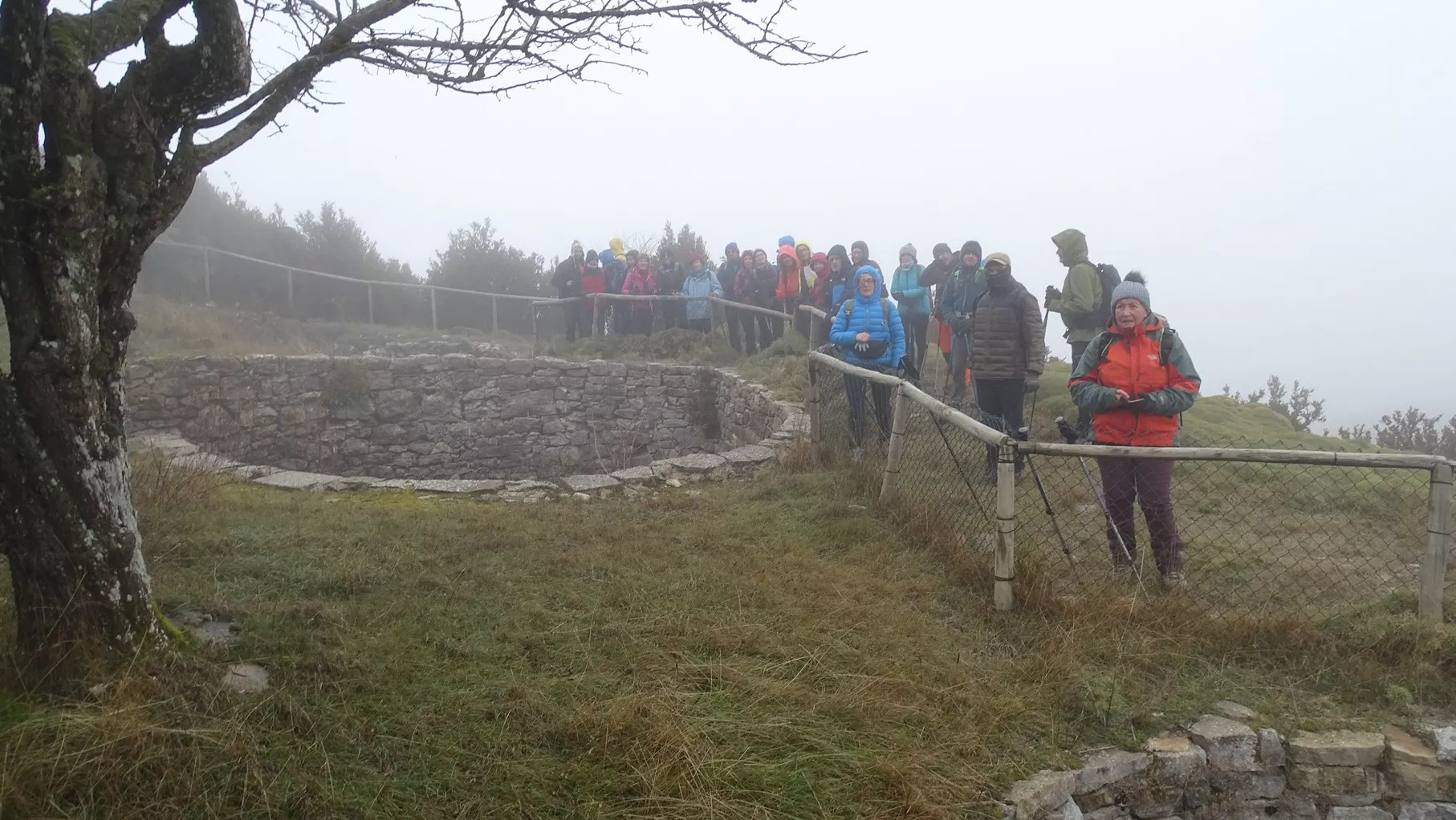 El grupo de senderistas junto al pozo de nieve. Foto Alfredo Zazo