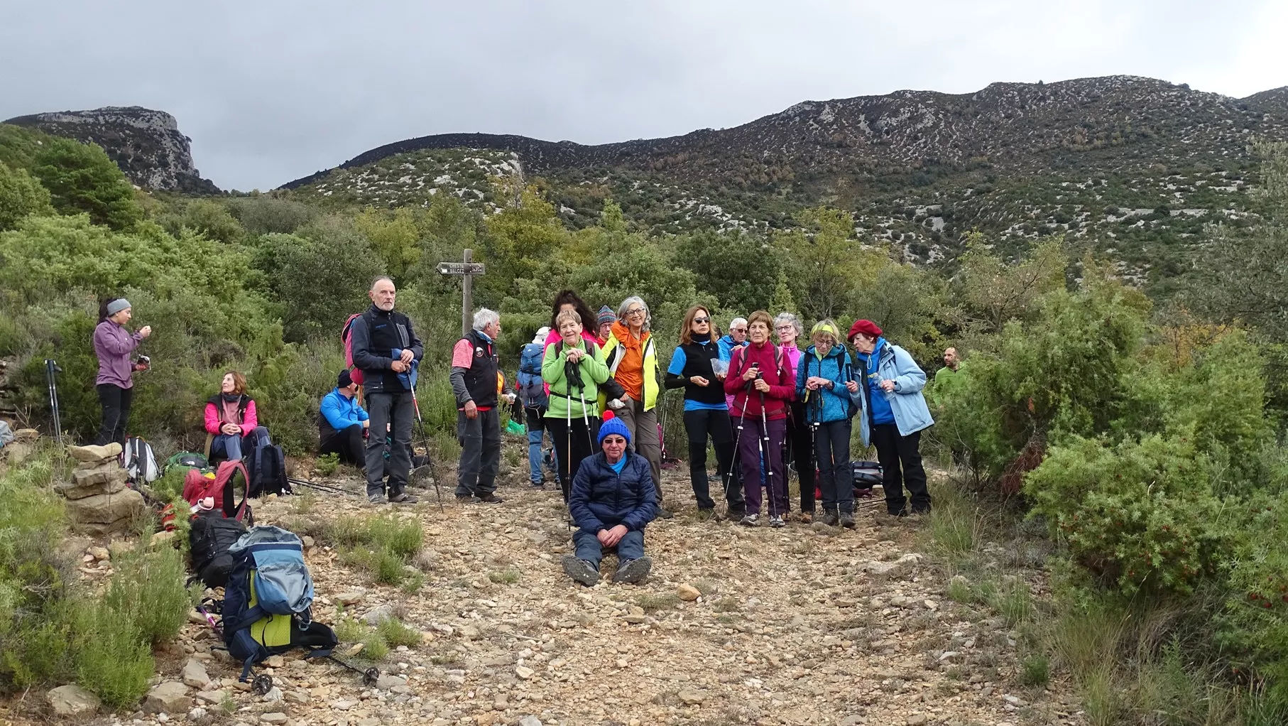 Llegando a Cheto. Foto Alfredo Zazo El club oscense Peña Guara recorre el Sendero Histórico que es la GR-1 Llegando a Cheto. Foto Alfredo Zazo El club oscense Peña Guara recorre el Sendero Histórico que es la GR-1