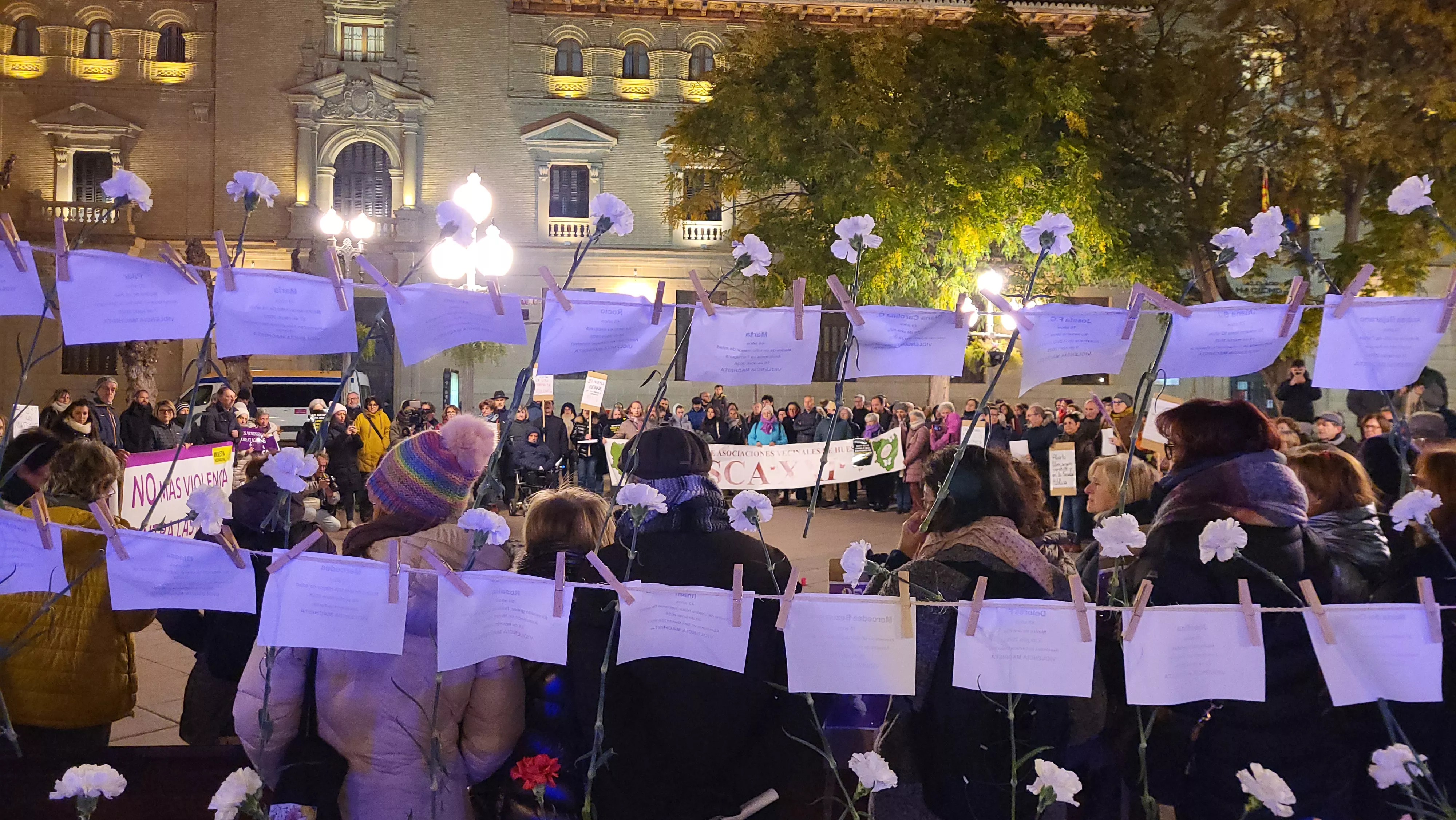 Concentración del Día Internacional contra la Violencia contra las Mujeres en Huesca. Foto Mercedes Manterola