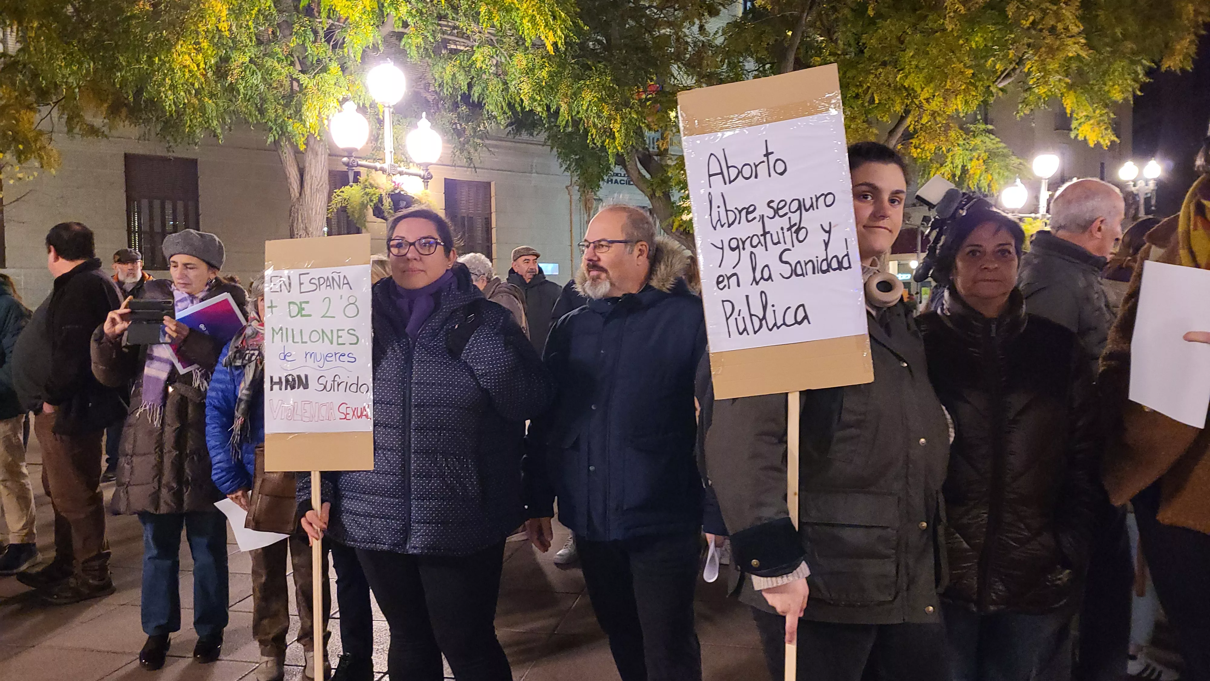 Concentración del Día Internacional contra la Violencia contra las Mujeres en Huesca. Foto Mercedes Manterola