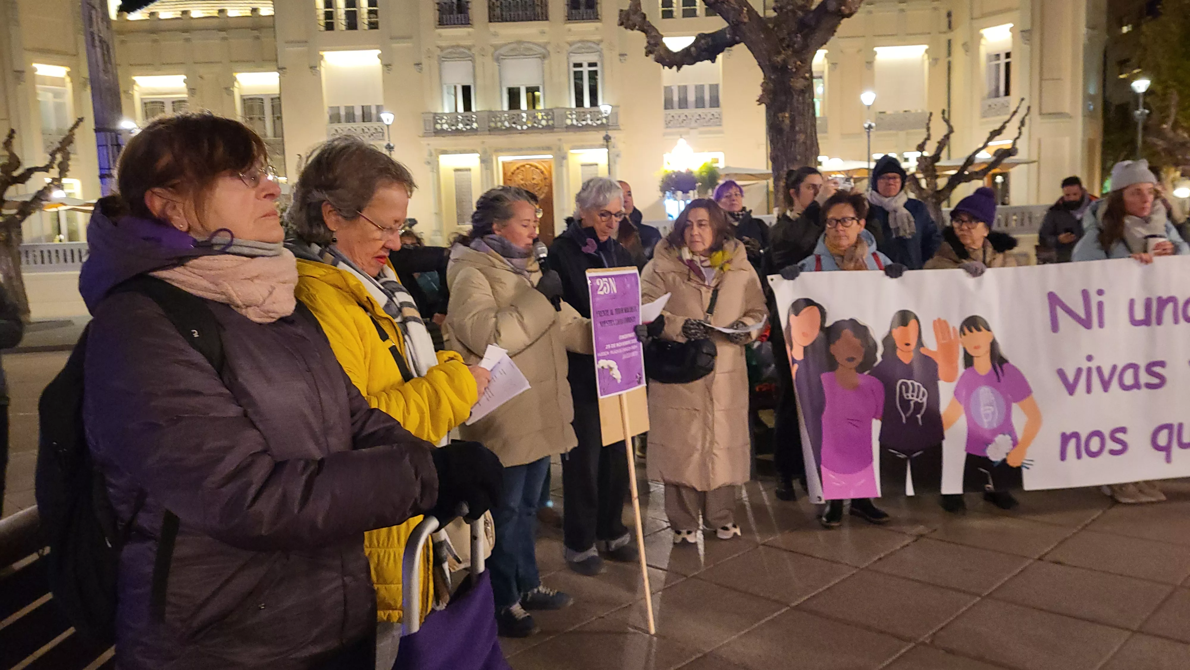 Concentración del Día Internacional contra la Violencia contra las Mujeres en Huesca. Foto Mercedes Manterola