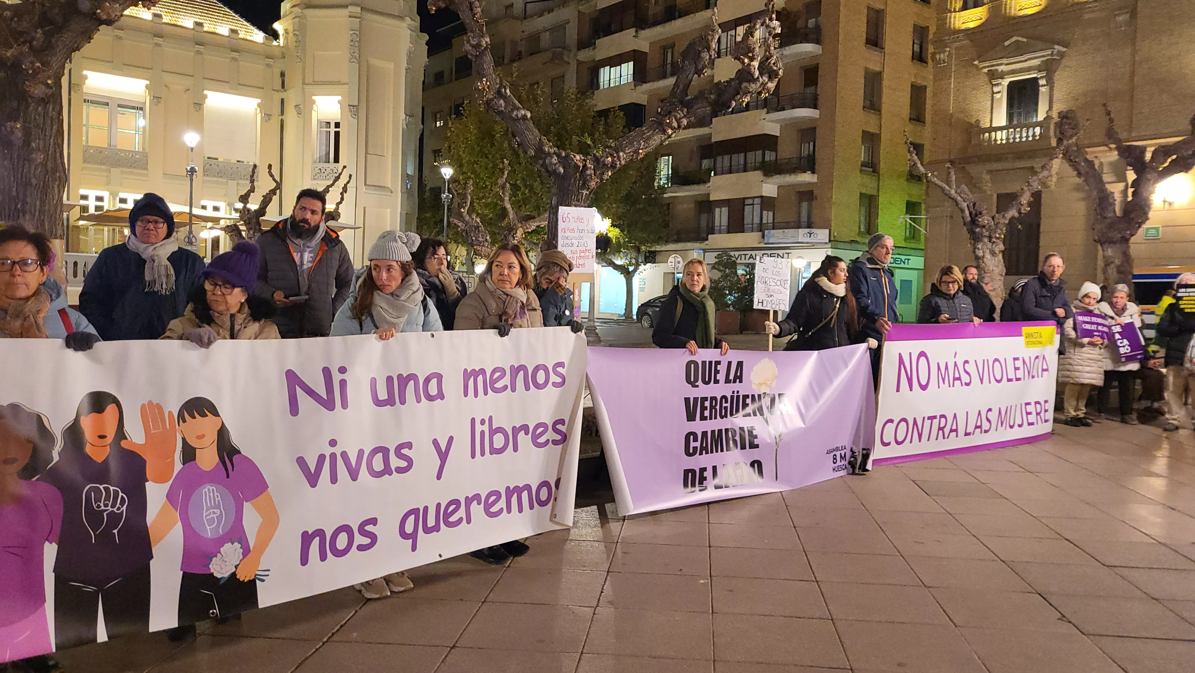 Concentración del Día Internacional contra la Violencia contra las Mujeres en Huesca. Foto Mercedes Manterola