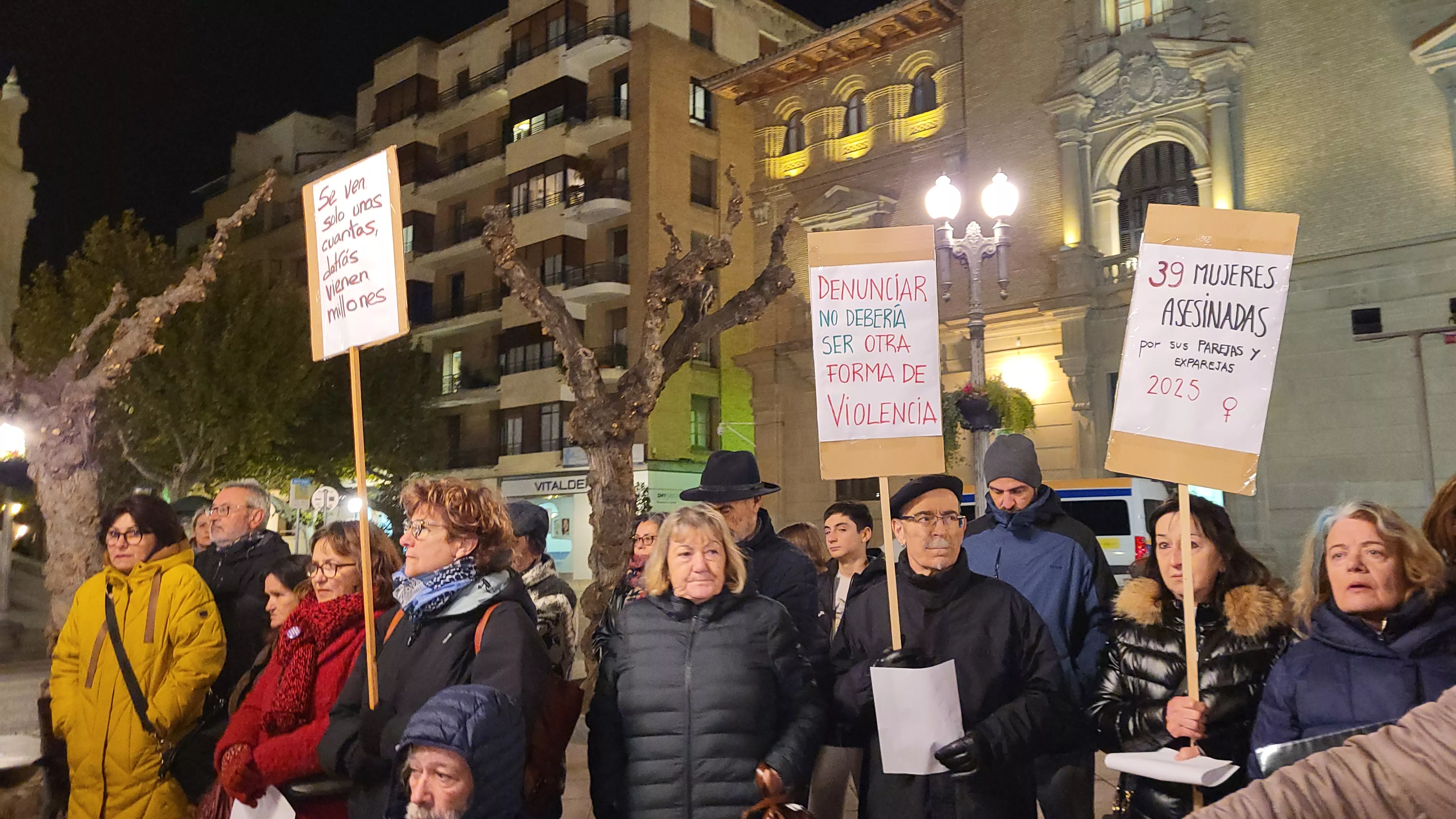 Concentración del Día Internacional contra la Violencia contra las Mujeres en Huesca. Foto Mercedes Manterola