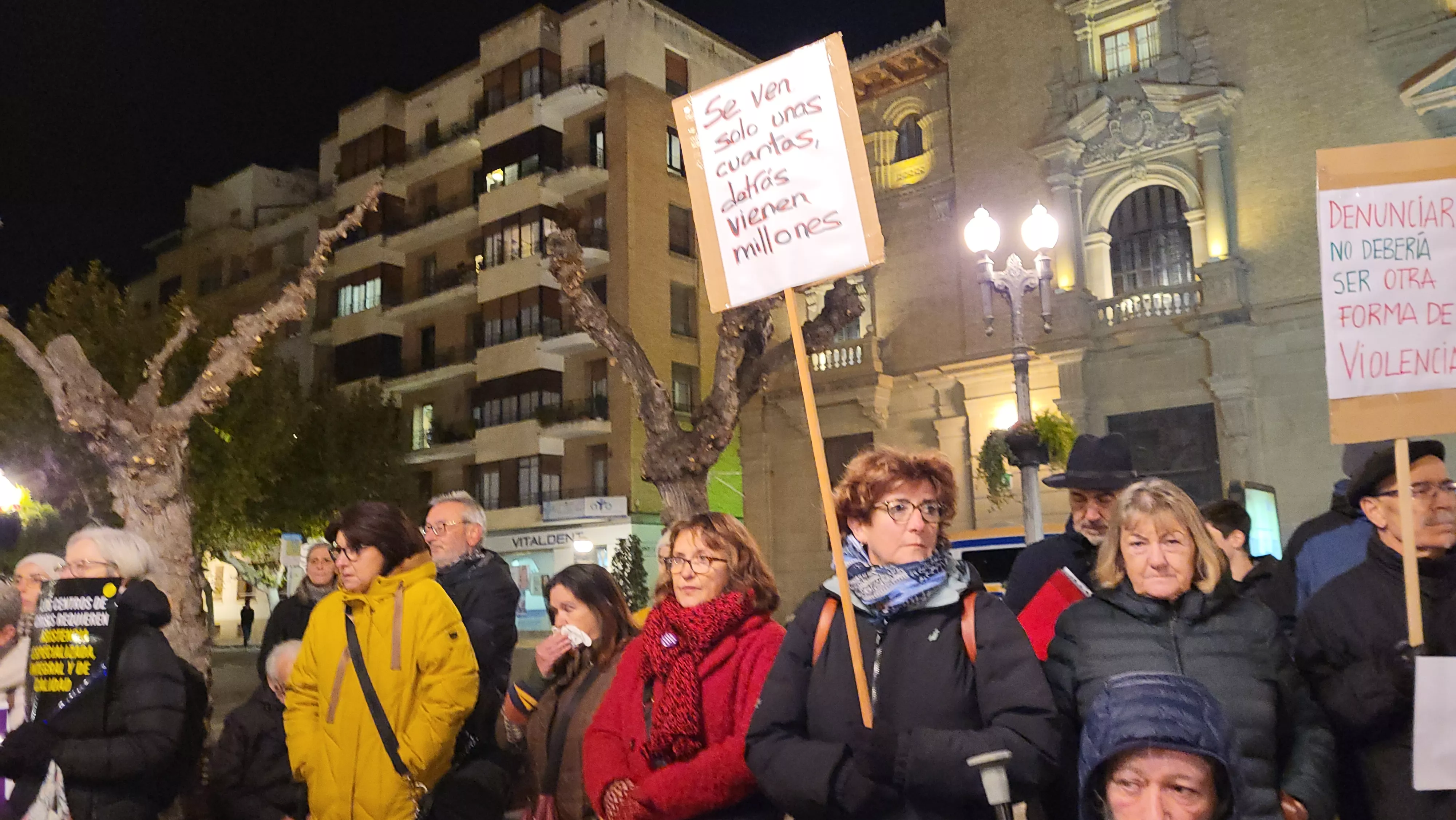 Concentración del Día Internacional contra la Violencia contra las Mujeres en Huesca. Foto Mercedes Manterola