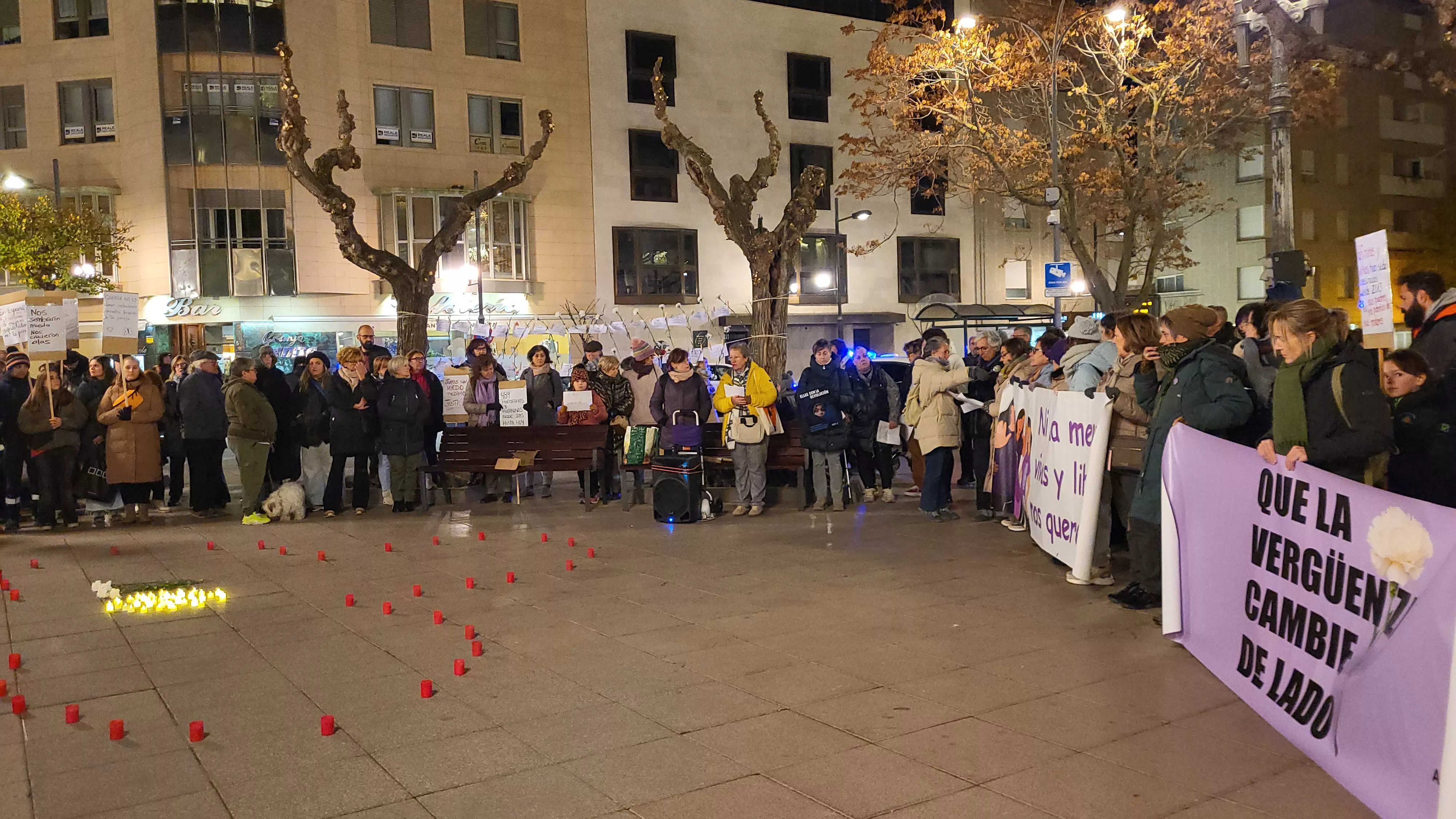 Concentración del Día Internacional contra la Violencia contra las Mujeres en Huesca. Foto Mercedes Manterola
