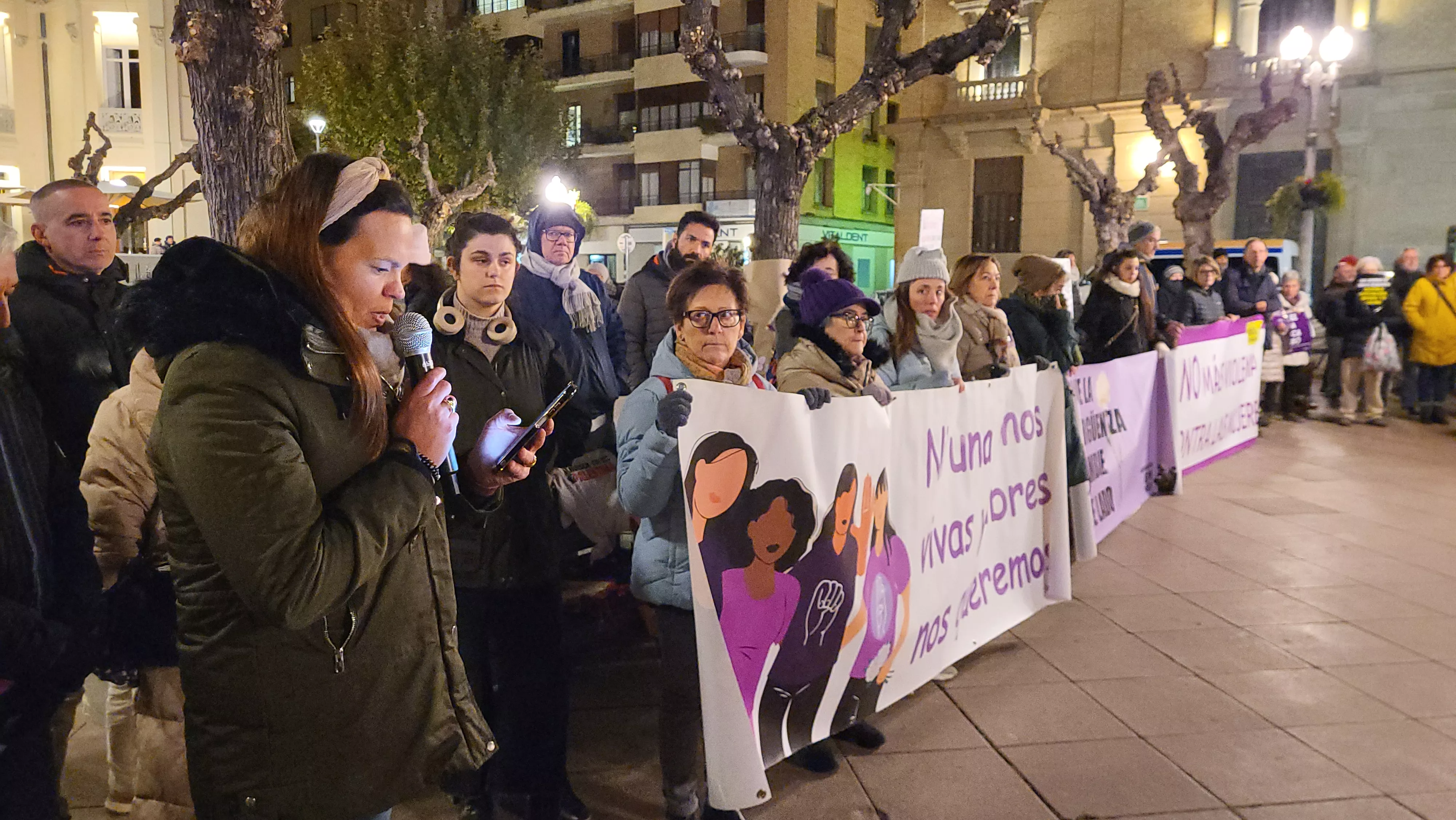 Concentración del Día Internacional contra la Violencia contra las Mujeres en Huesca. Foto Mercedes Manterola