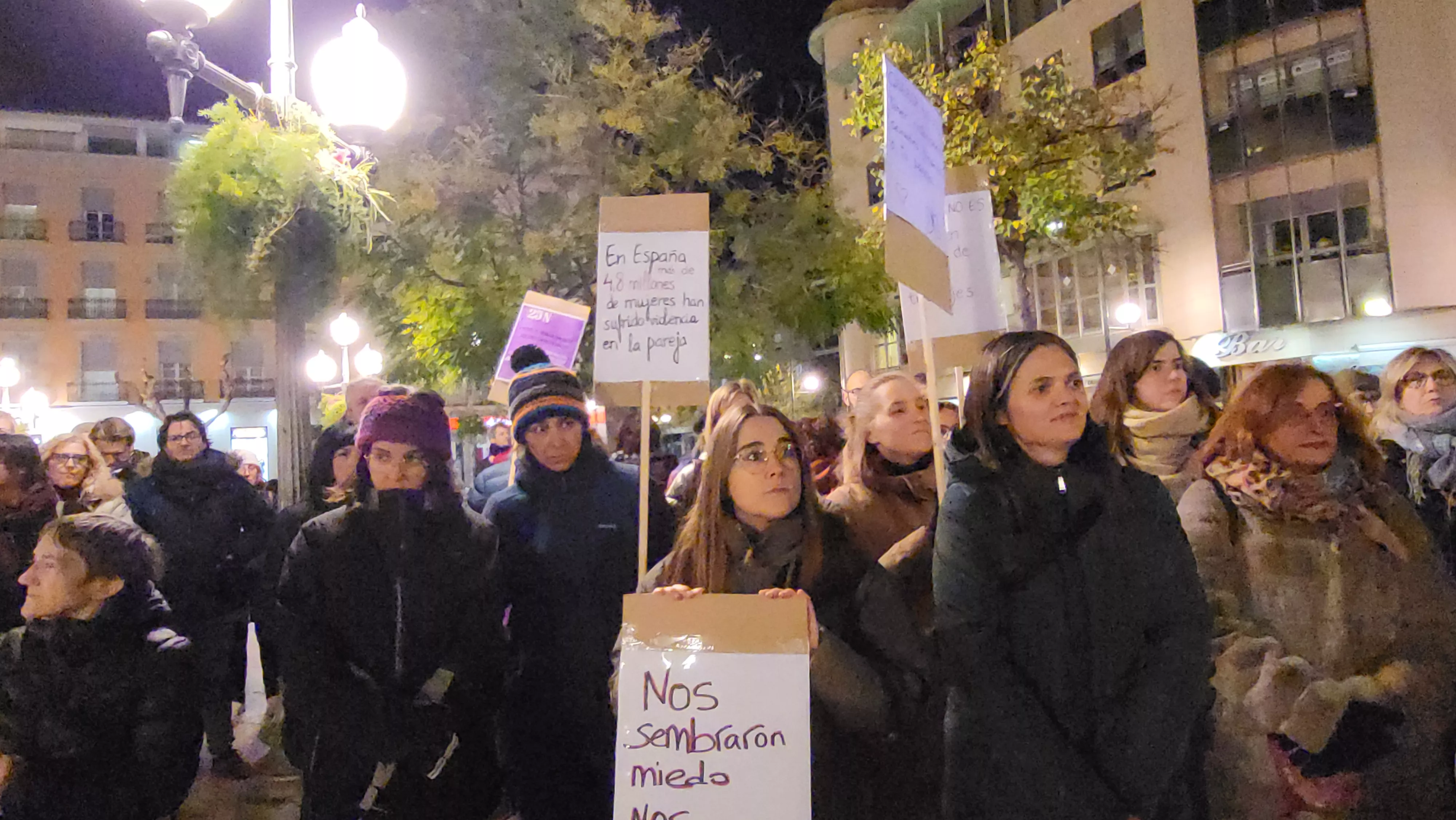 Concentración del Día Internacional contra la Violencia contra las Mujeres en Huesca. Foto Mercedes Manterola
