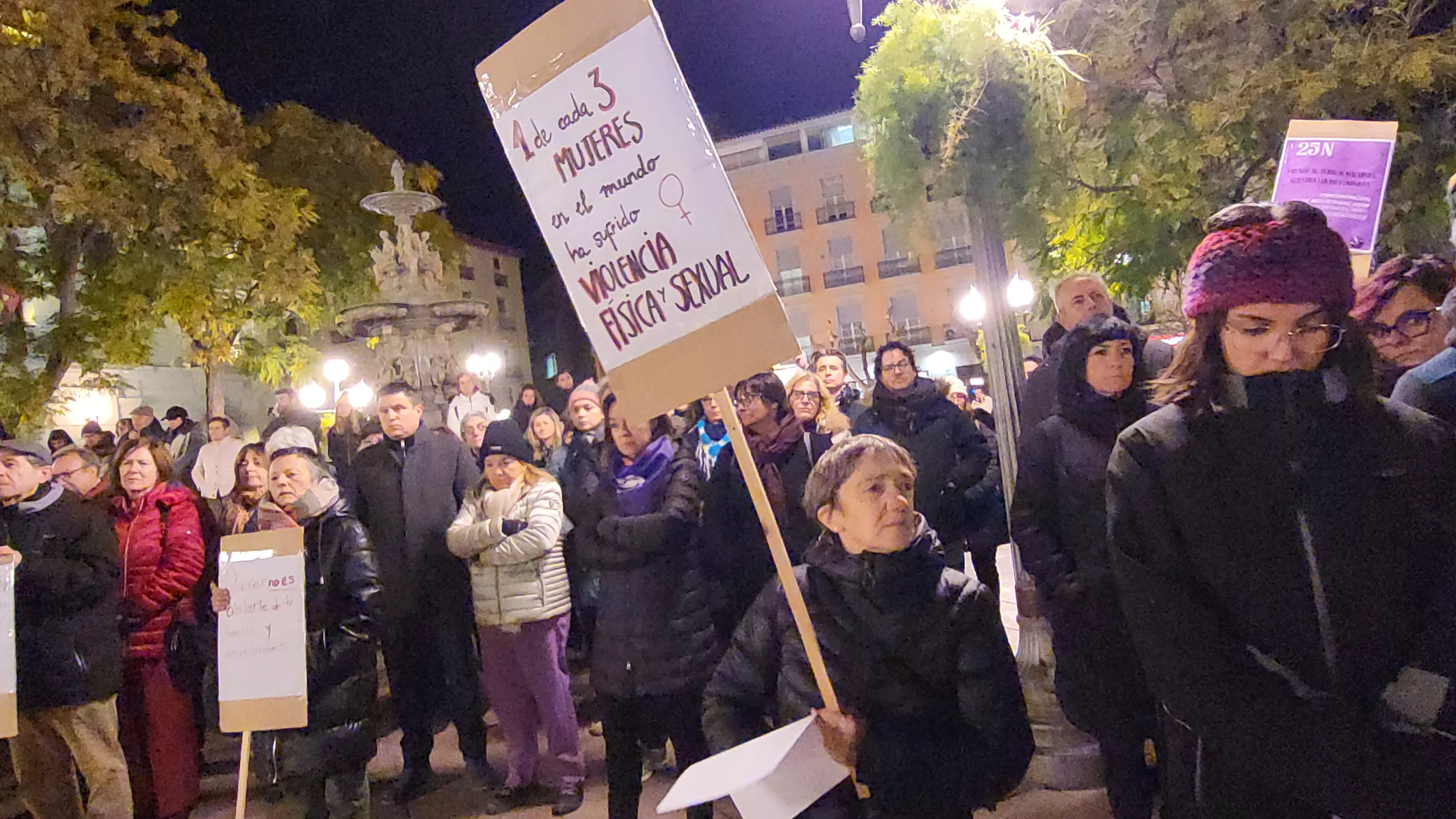Concentración del Día Internacional contra la Violencia contra las Mujeres en Huesca. Foto Mercedes Manterola