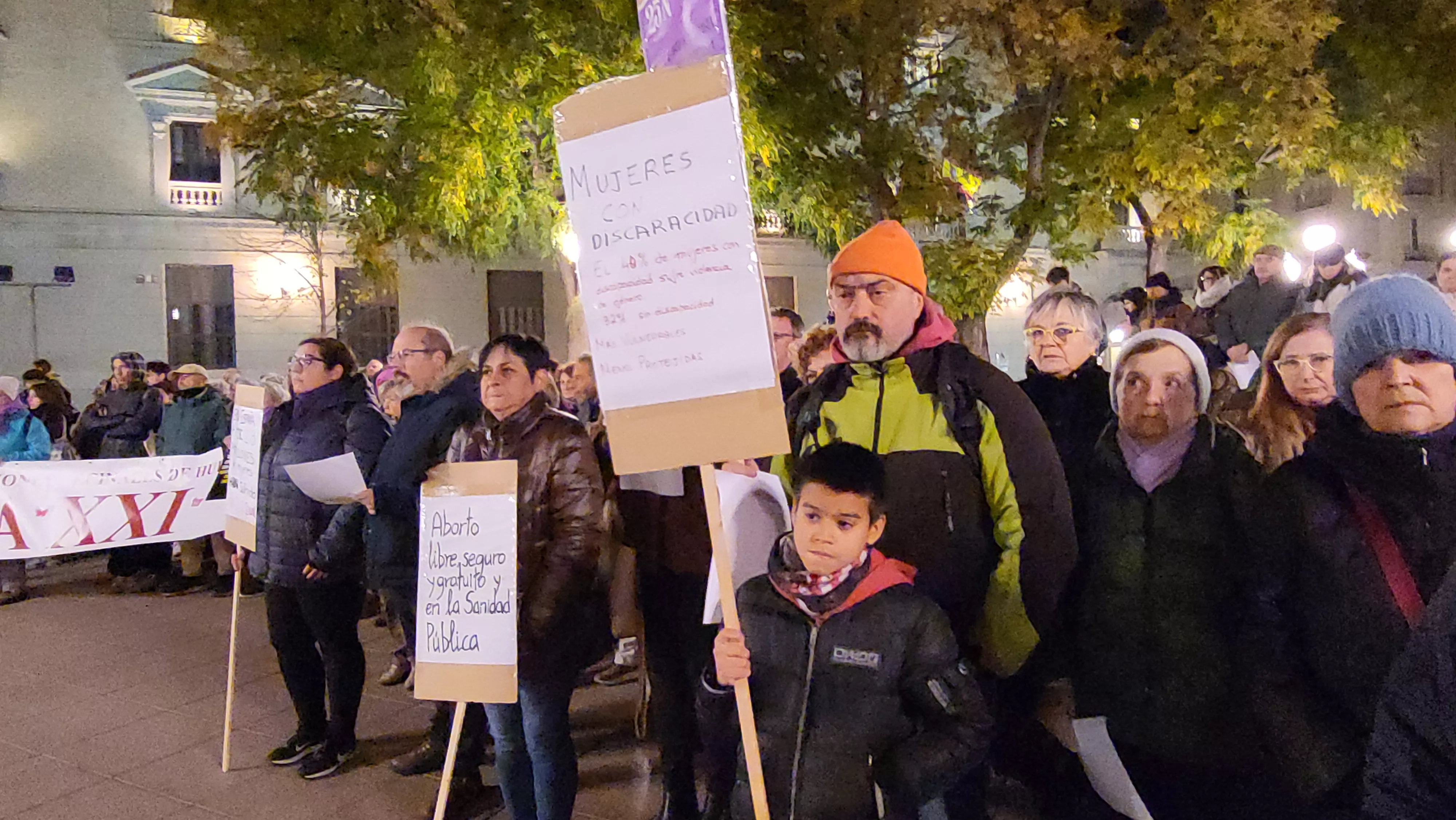 Concentración del Día Internacional contra la Violencia contra las Mujeres en Huesca. Foto Mercedes Manterola