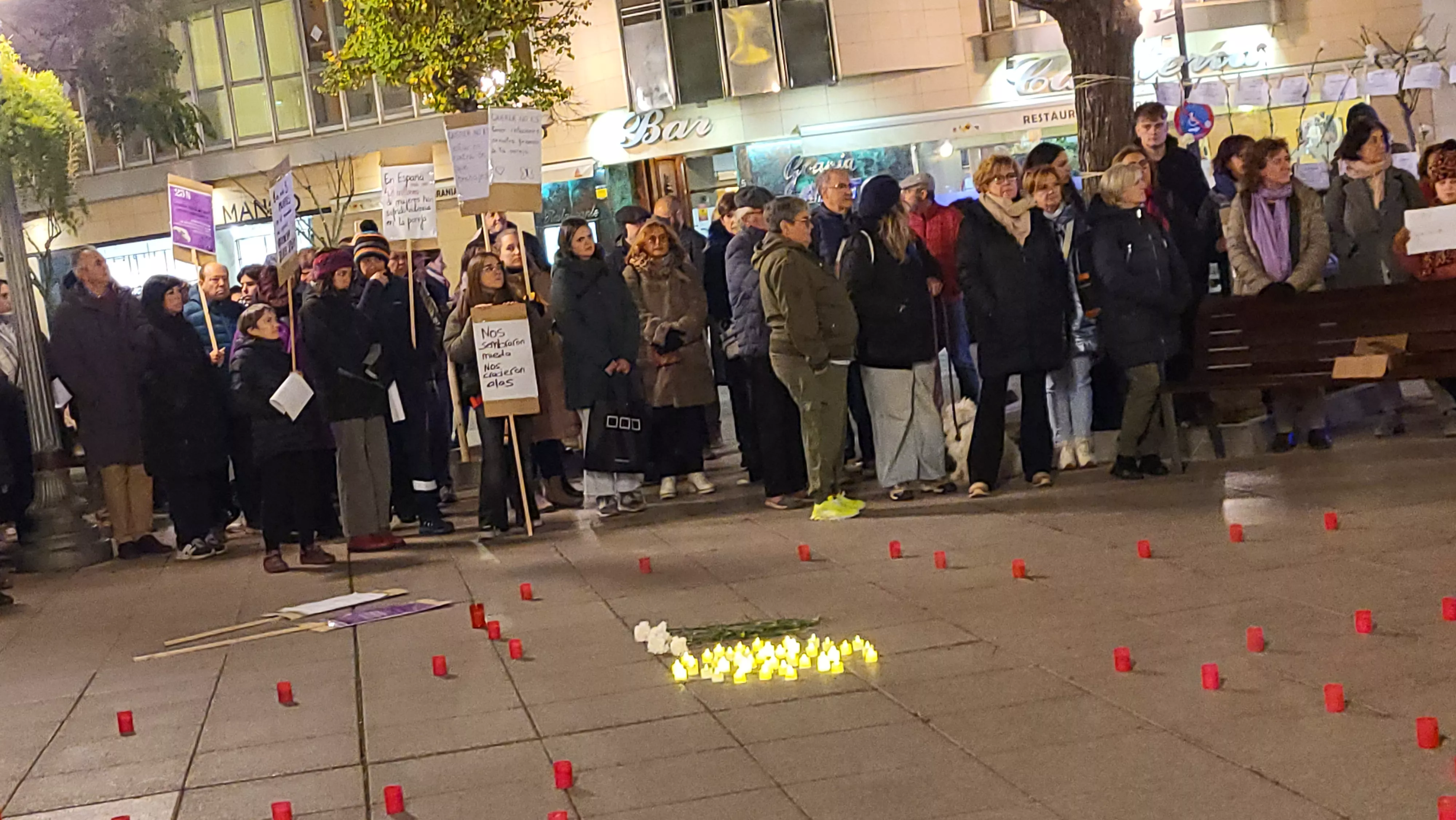 Concentración del Día Internacional contra la Violencia contra las Mujeres en Huesca. Foto Mercedes Manterola