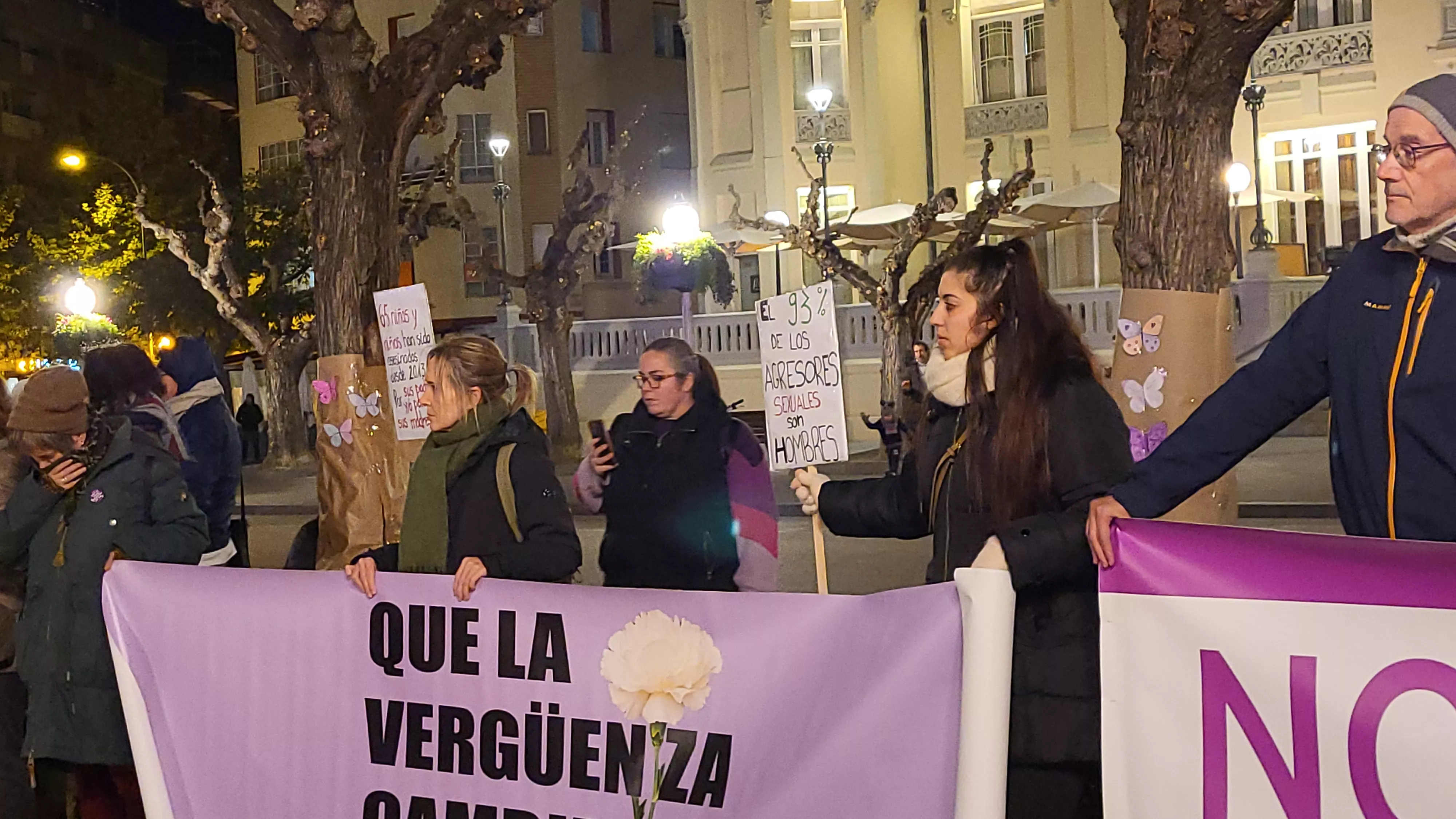 Concentración del Día Internacional contra la Violencia contra las Mujeres en Huesca. Foto Mercedes Manterola