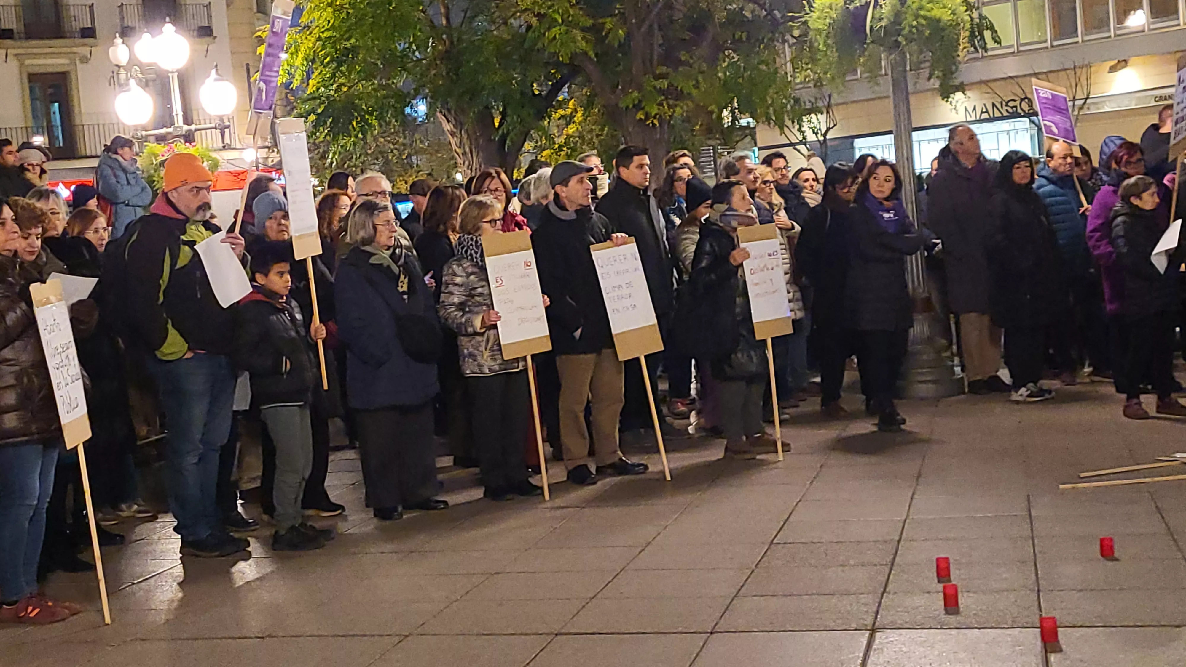 Concentración del Día Internacional contra la Violencia contra las Mujeres en Huesca. Foto Mercedes Manterola
