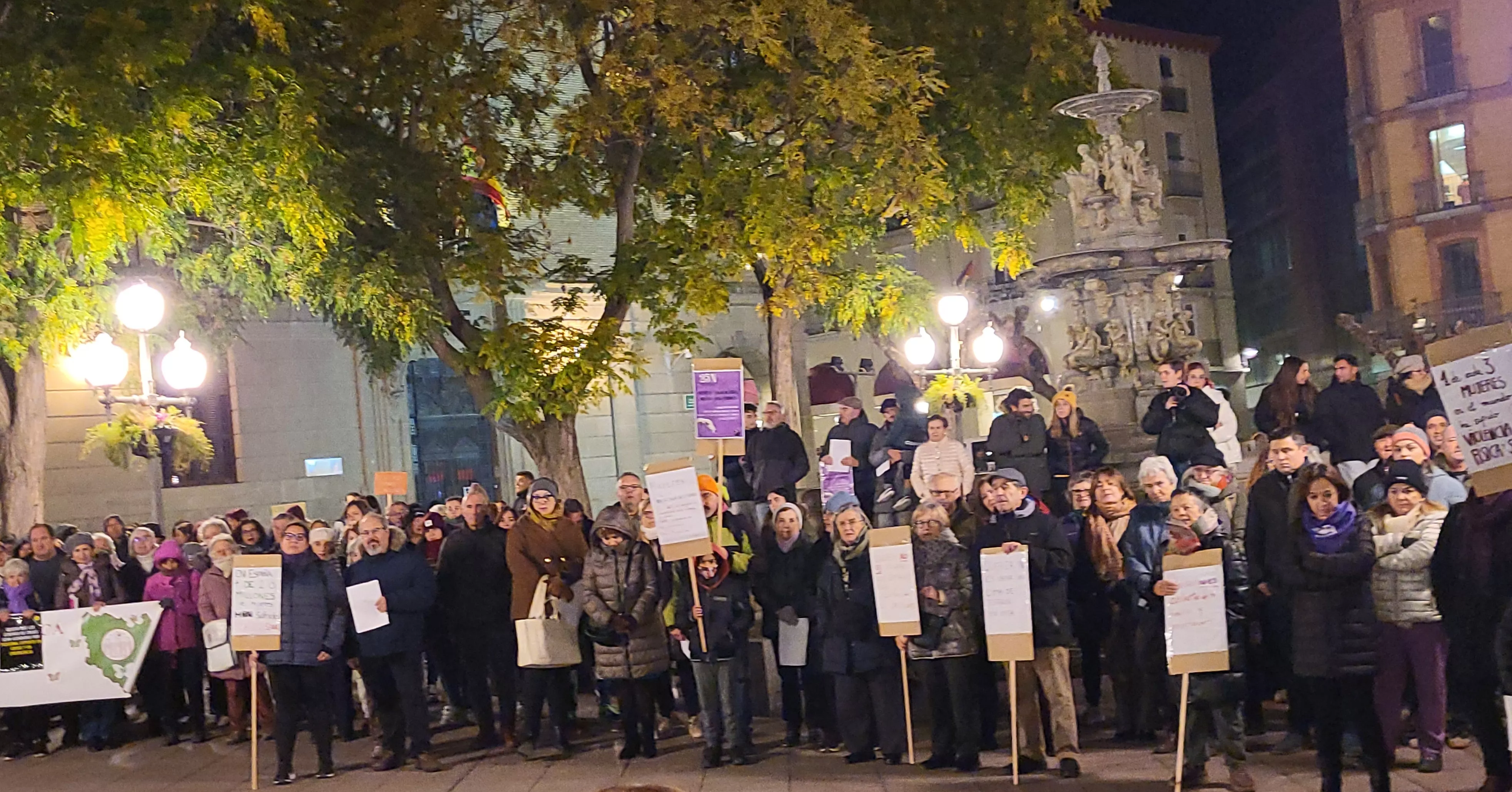 Concentración del Día Internacional contra la Violencia contra las Mujeres en Huesca. Foto Mercedes Manterola