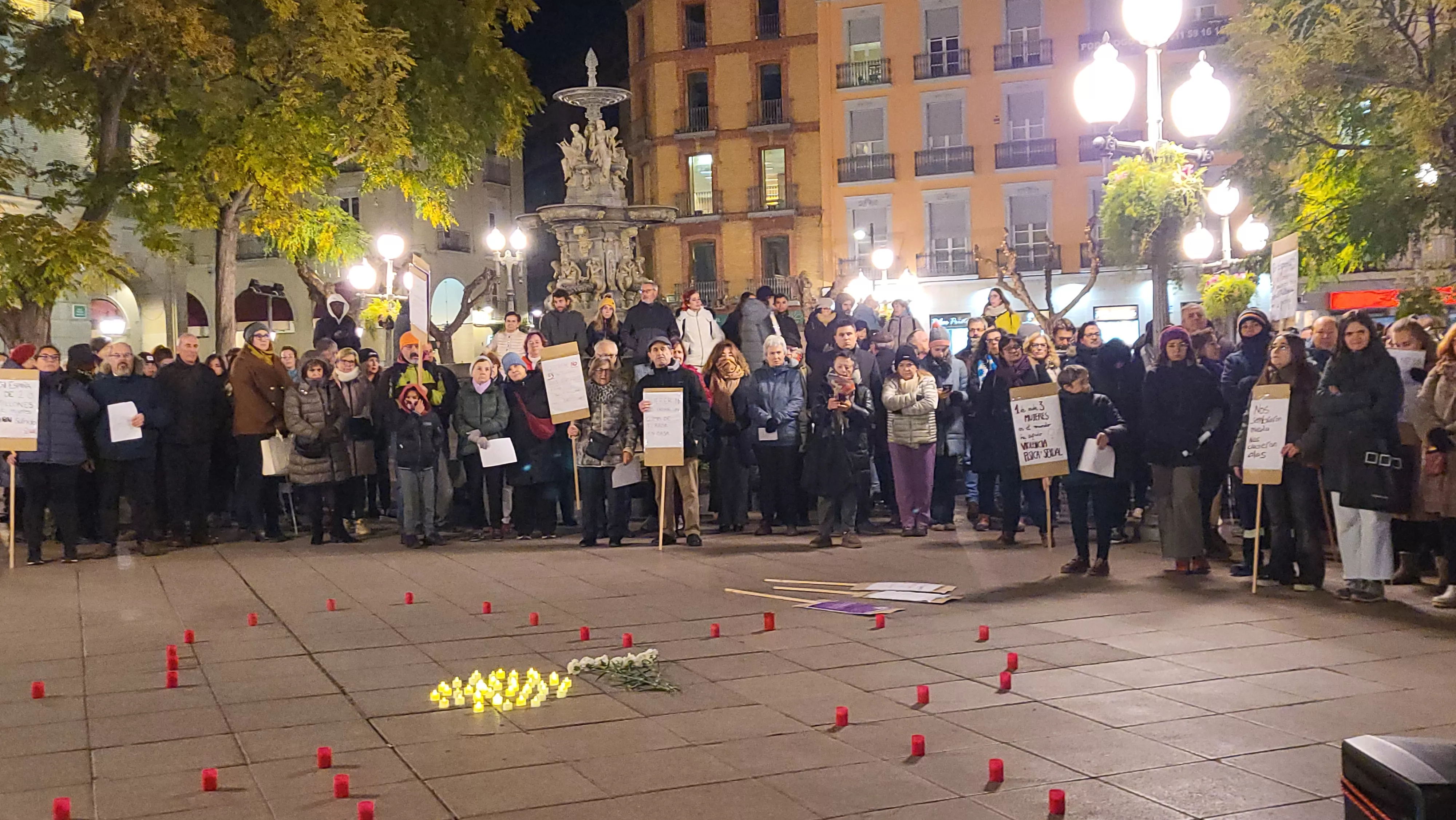 Concentración del Día Internacional contra la Violencia contra las Mujeres en Huesca. Foto Mercedes Manterola