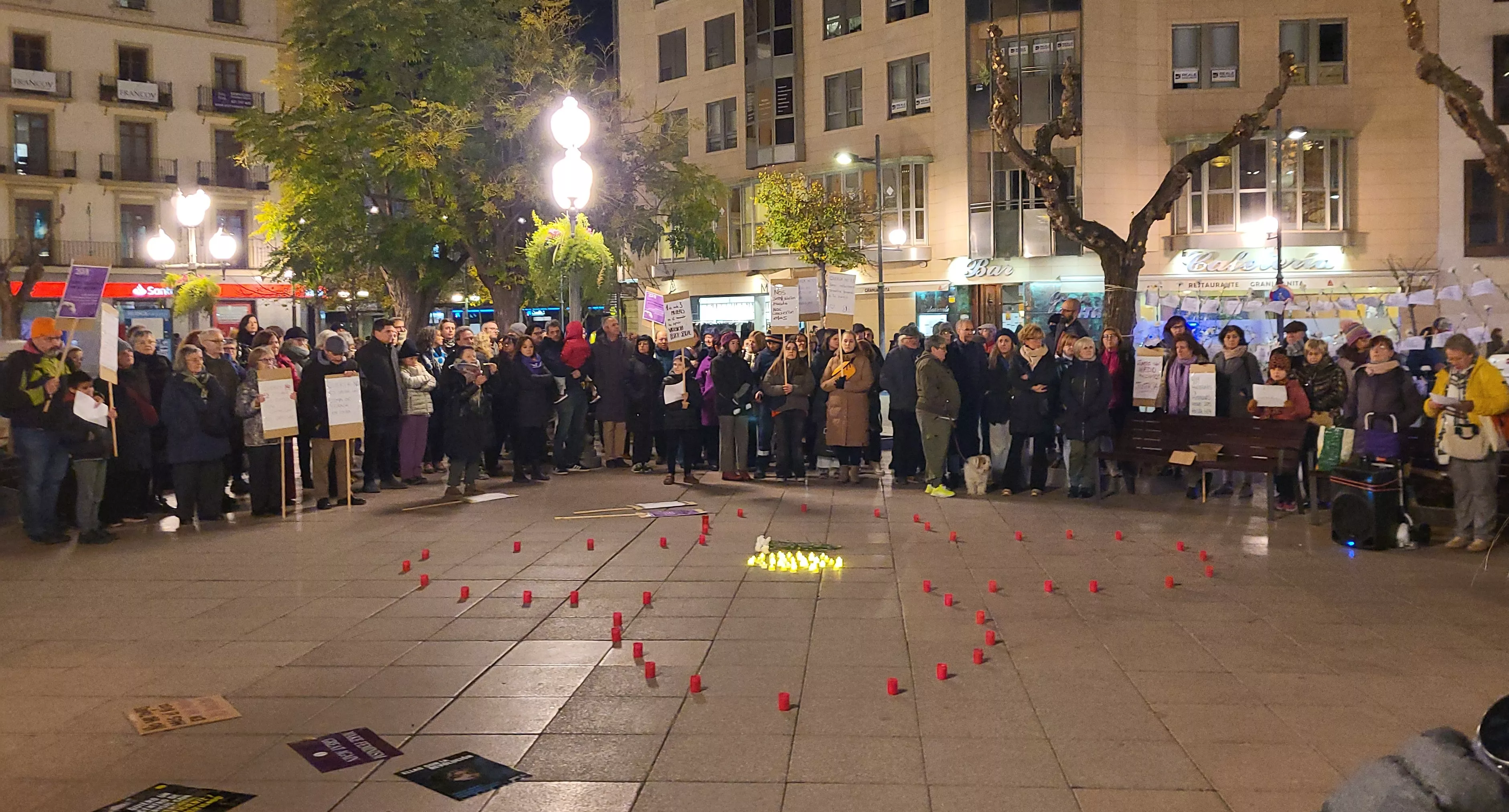 Concentración del Día Internacional contra la Violencia contra las Mujeres en Huesca. Foto Mercedes Manterola