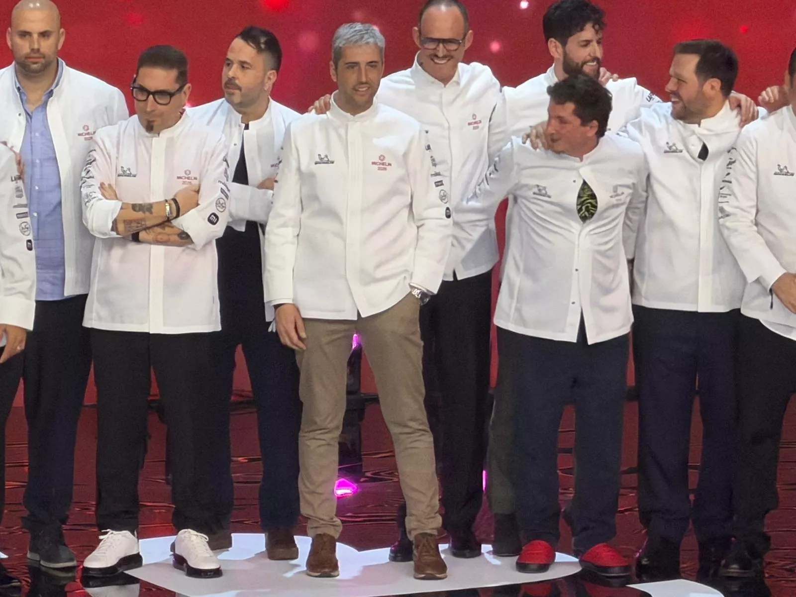 Rubén Coronas, en el centro, con otros compañeros que se estrenan con Estrella Michelín