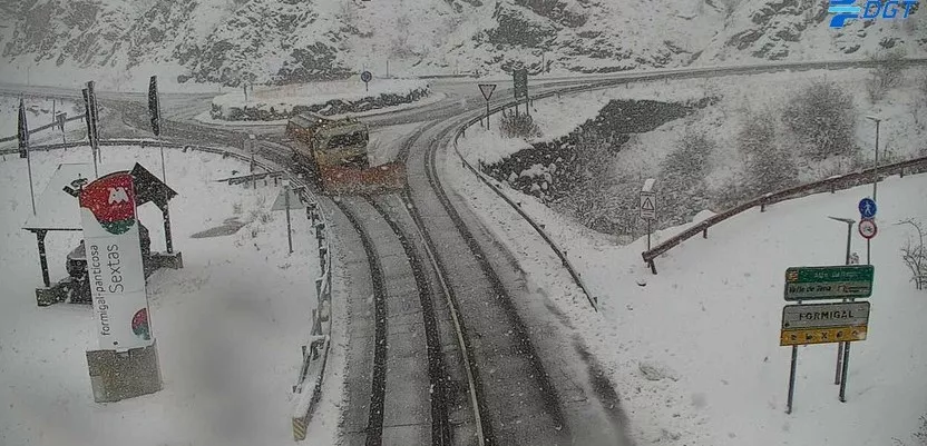 La nieve regresa al Pirineo de Huesca. Un quitanieves en Formigal este martes.