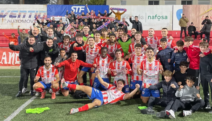 Jugadores del Atlético Monzón celebran el triunfo sobre el Zuera junto a su afición. Foto: At. Monzón