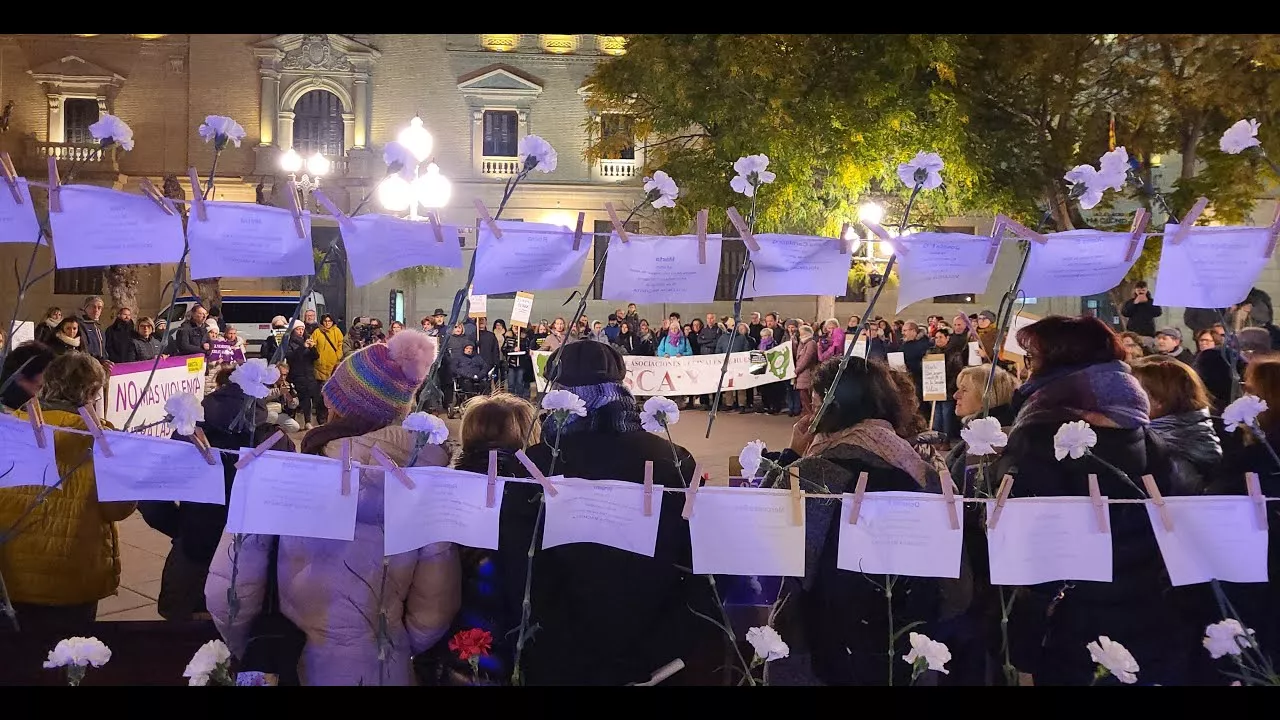 Centenares de voces en Huesca contra la violencia machista.