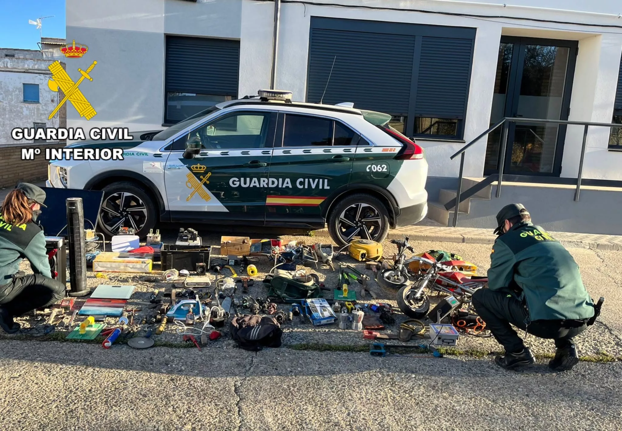 La Guardia Civil de Binéfar ha detenido a dos varones de 23 y 45 años.