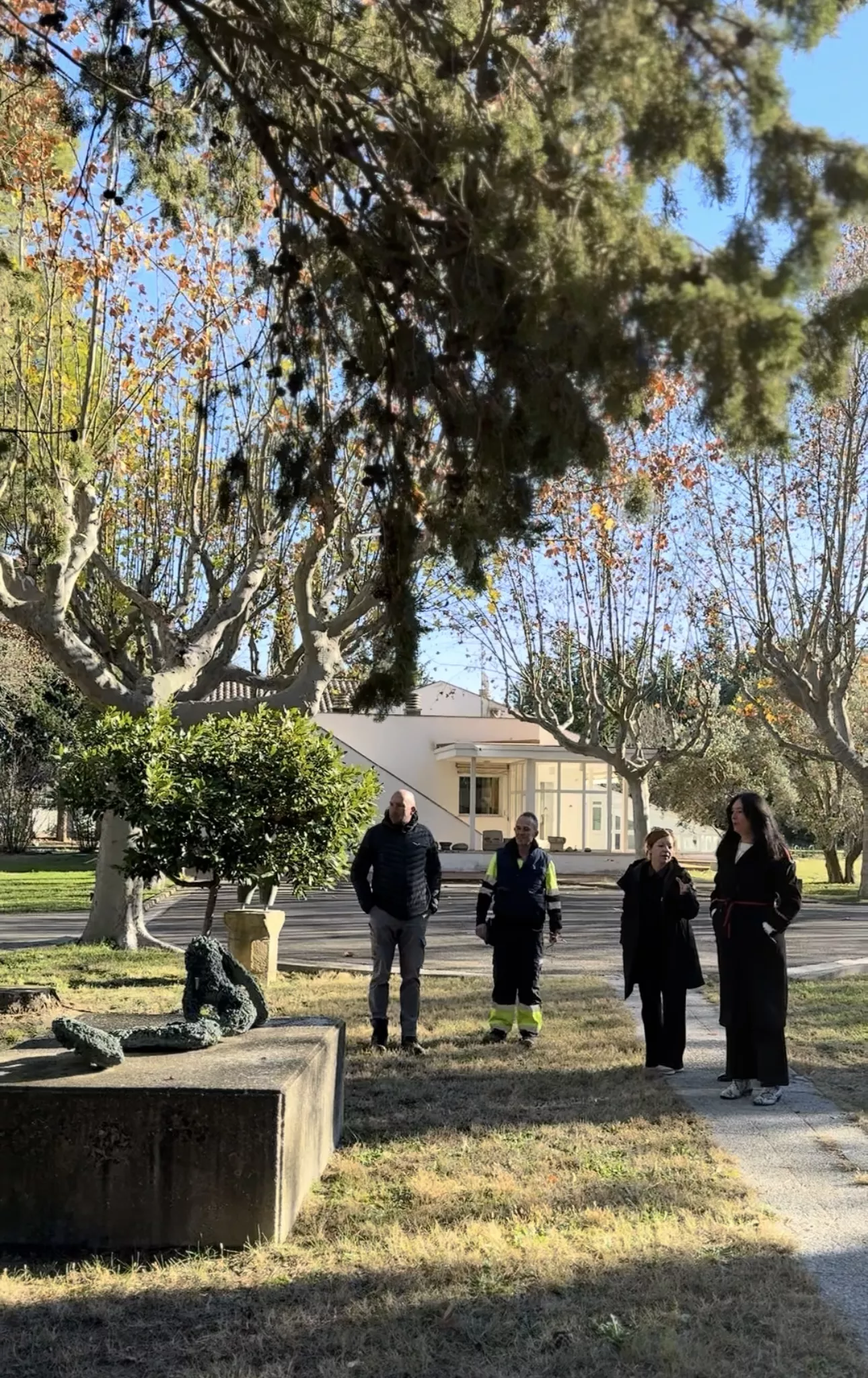 La alcaldesa, visitando la Finca Beulas con su nuevo riego automatizado. La alcaldesa, visitando la Finca Beulas con su nuevo riego automatizado.