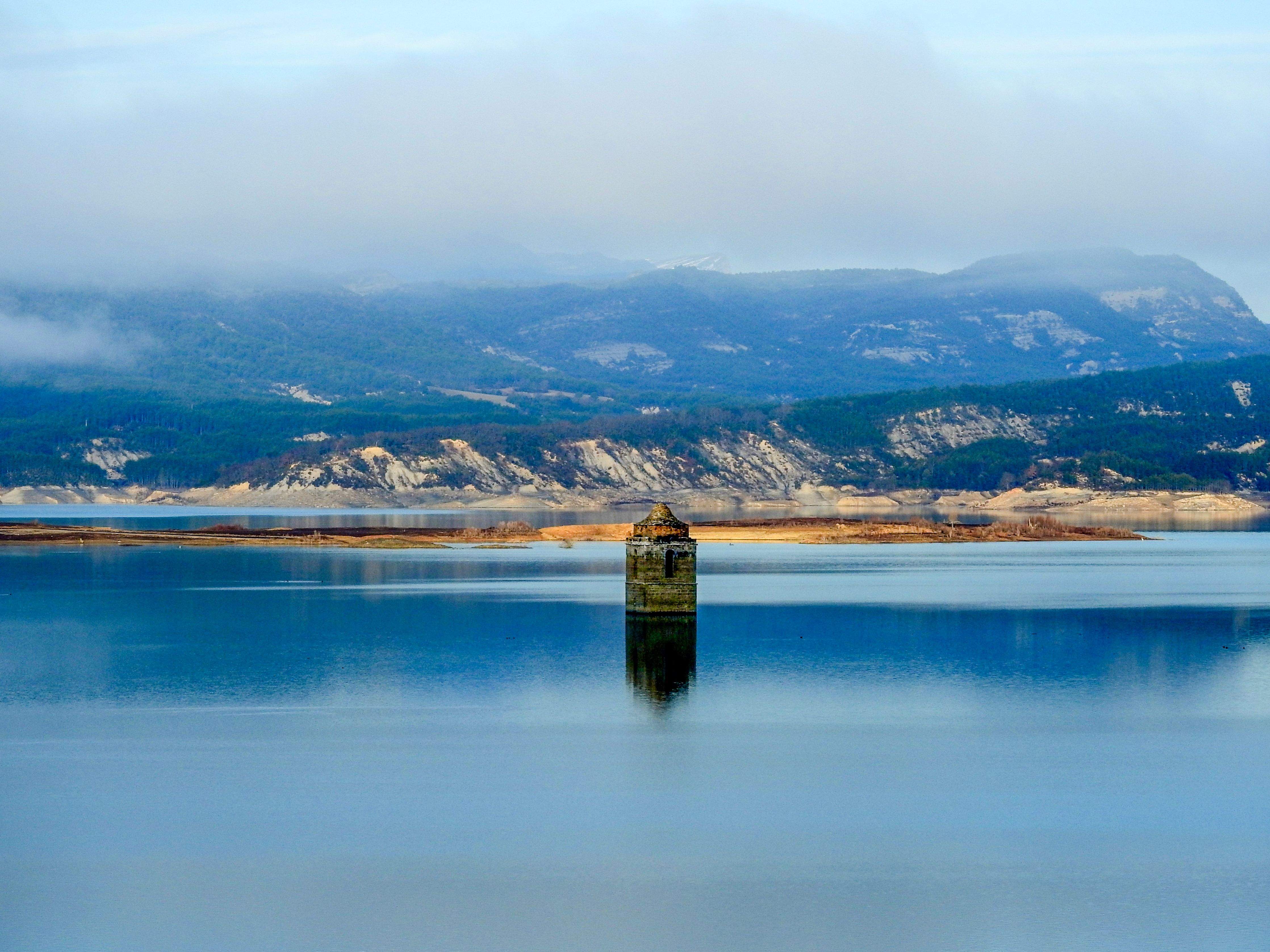 La amplitud de la llanura de Mediano choca con la torre de la iglesia sumergida.