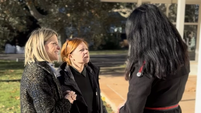 La alcaldesa, Lorena Orduna, visitando la finca.