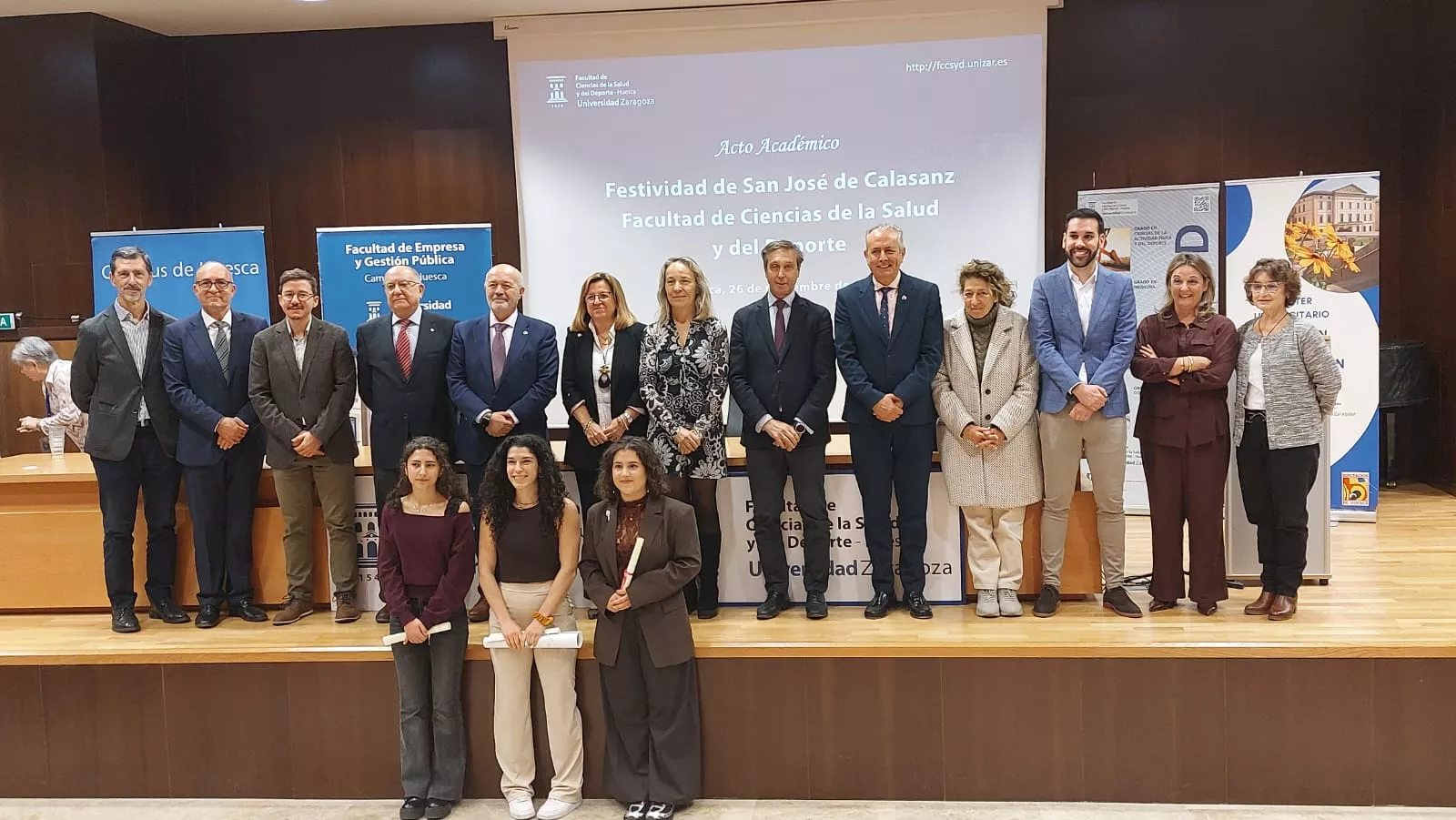 Autoridades con tres de las premiadas