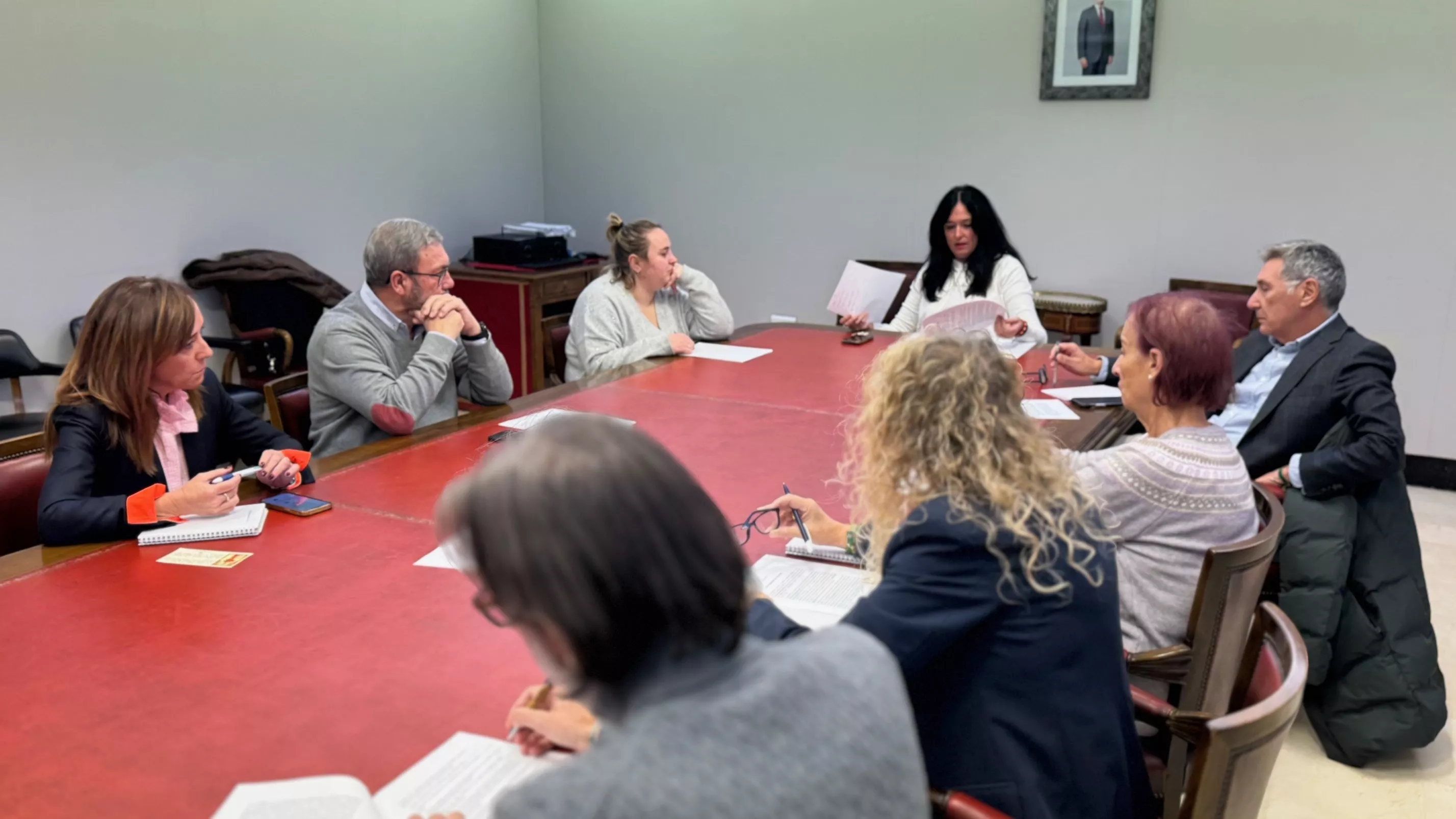 Reunión del equipo de gobierno con los representantes del Casco Viejo y Santo Domingo y San Martín, presidida por Lorena Orduna Reunión del equipo de gobierno con los representantes del Casco Viejo y Santo Domingo y San Martín, presidida por Lorena Orduna